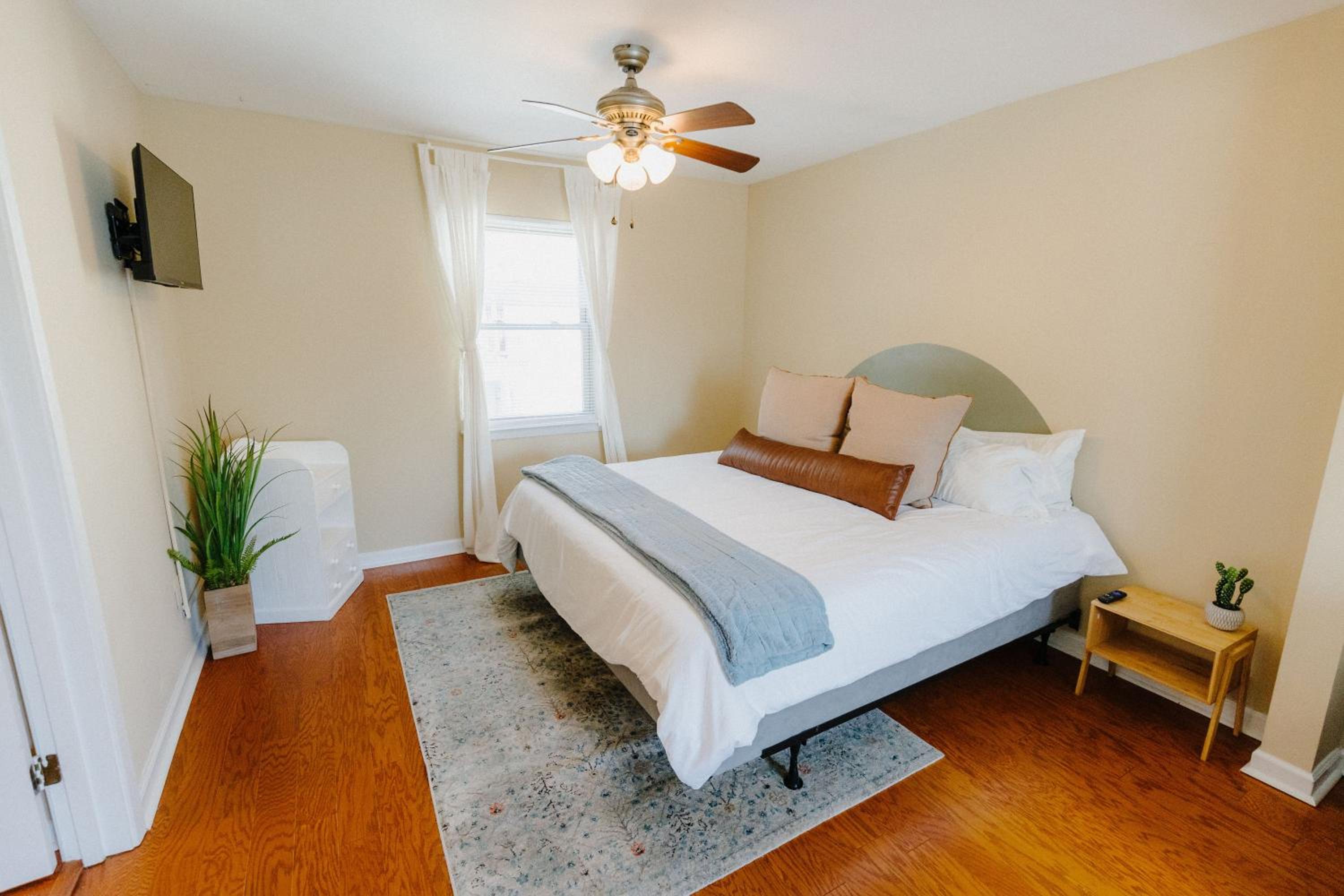 Three-Bedroom Apartment - Photo 19