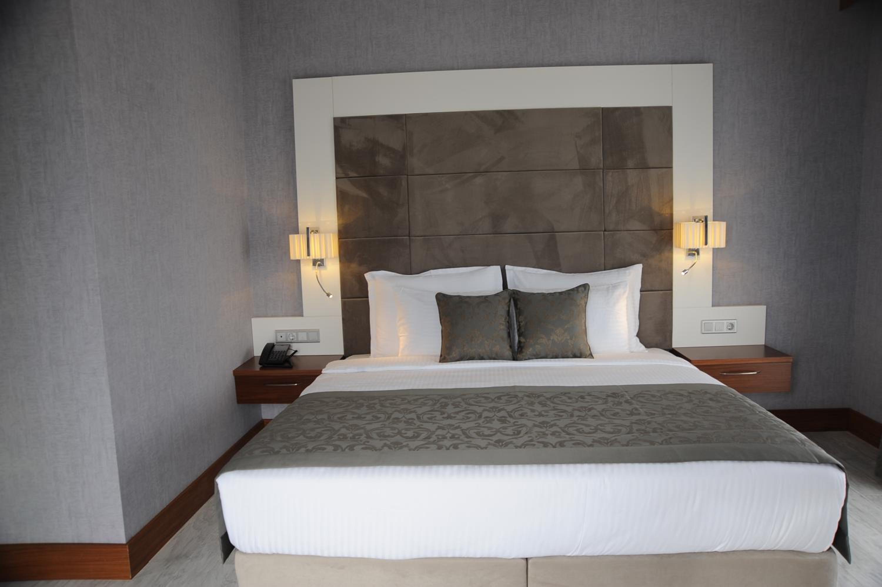 Standard Double or Twin Room - Photo 8
