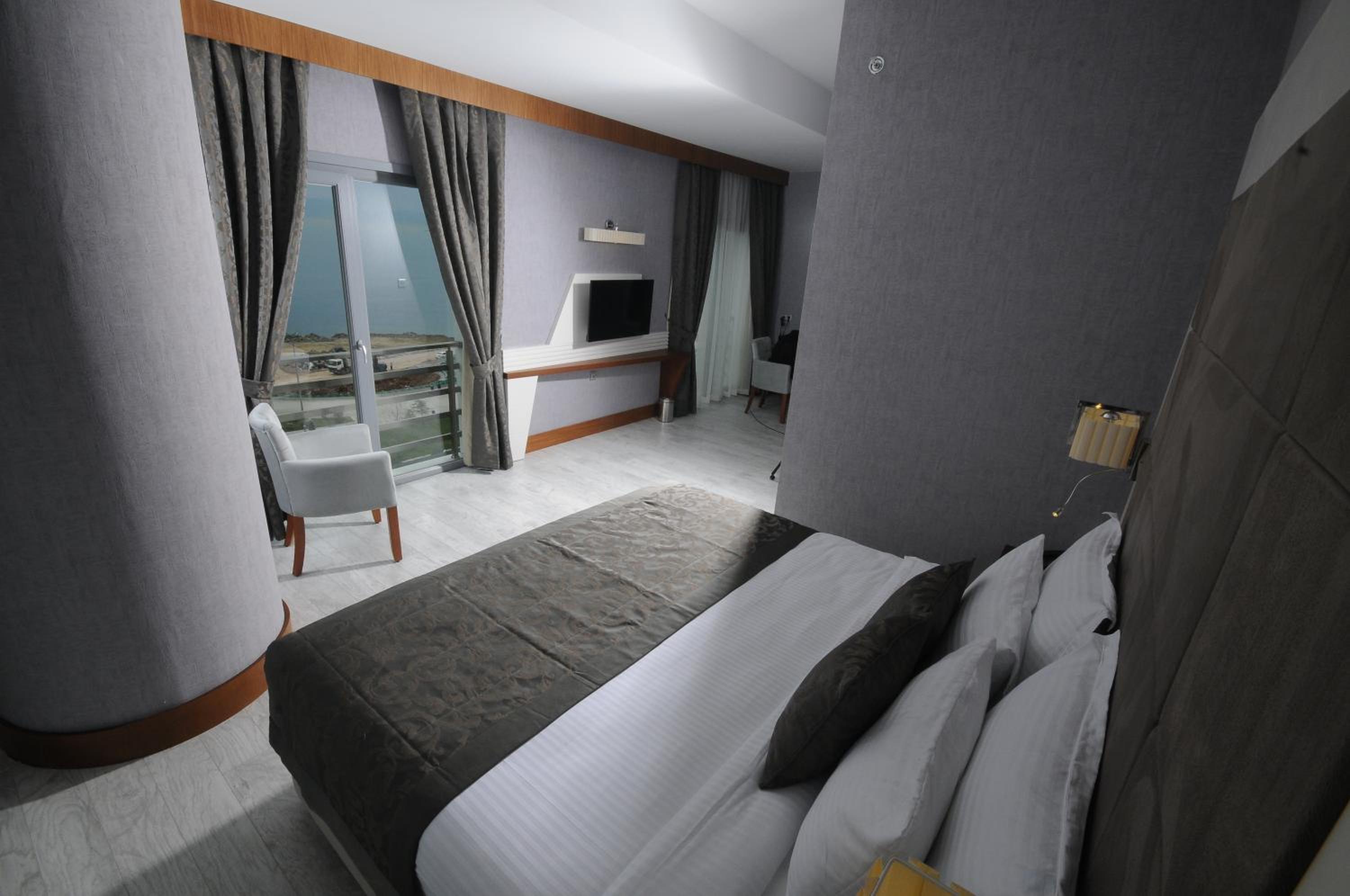 Executive Suite - Photo 1