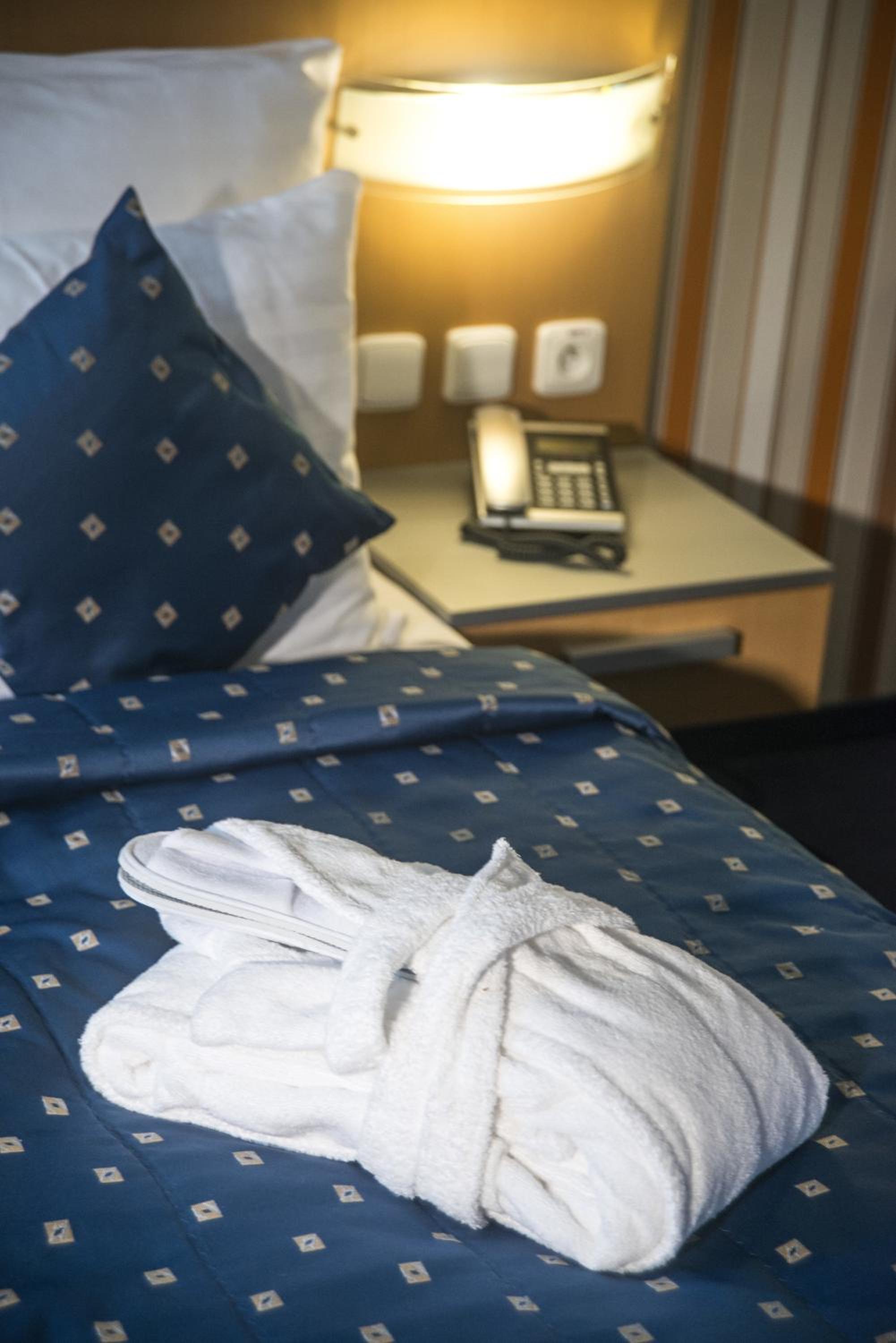 Standard Double Room - Photo 7