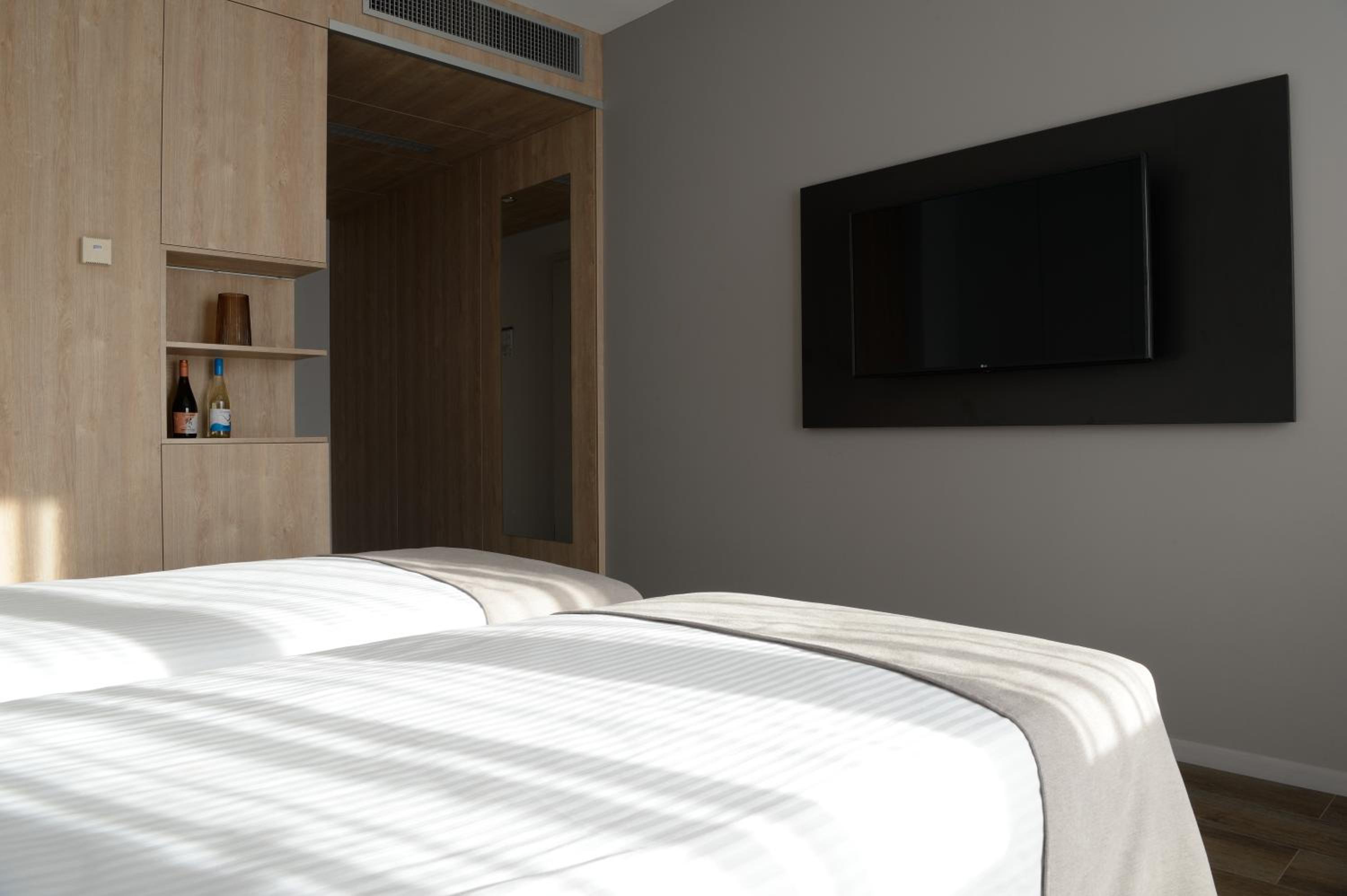 Twin Room - Photo 13