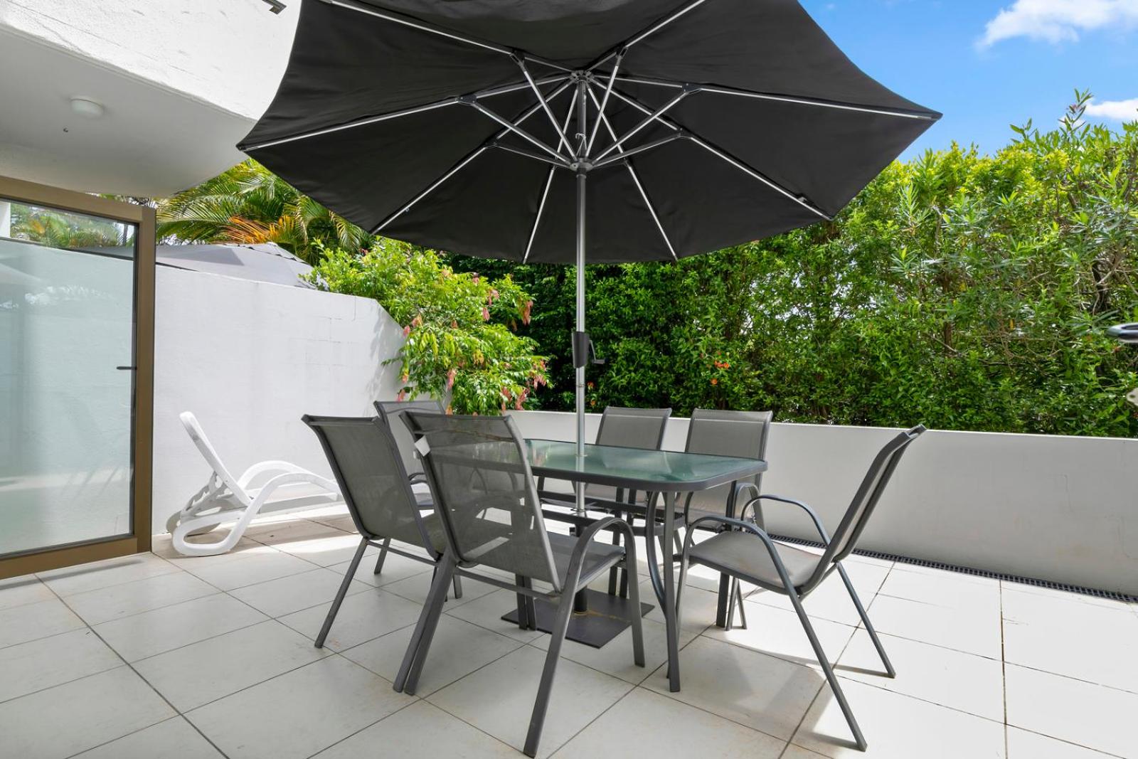 One-Bedroom Apartment with Palm View photo 2