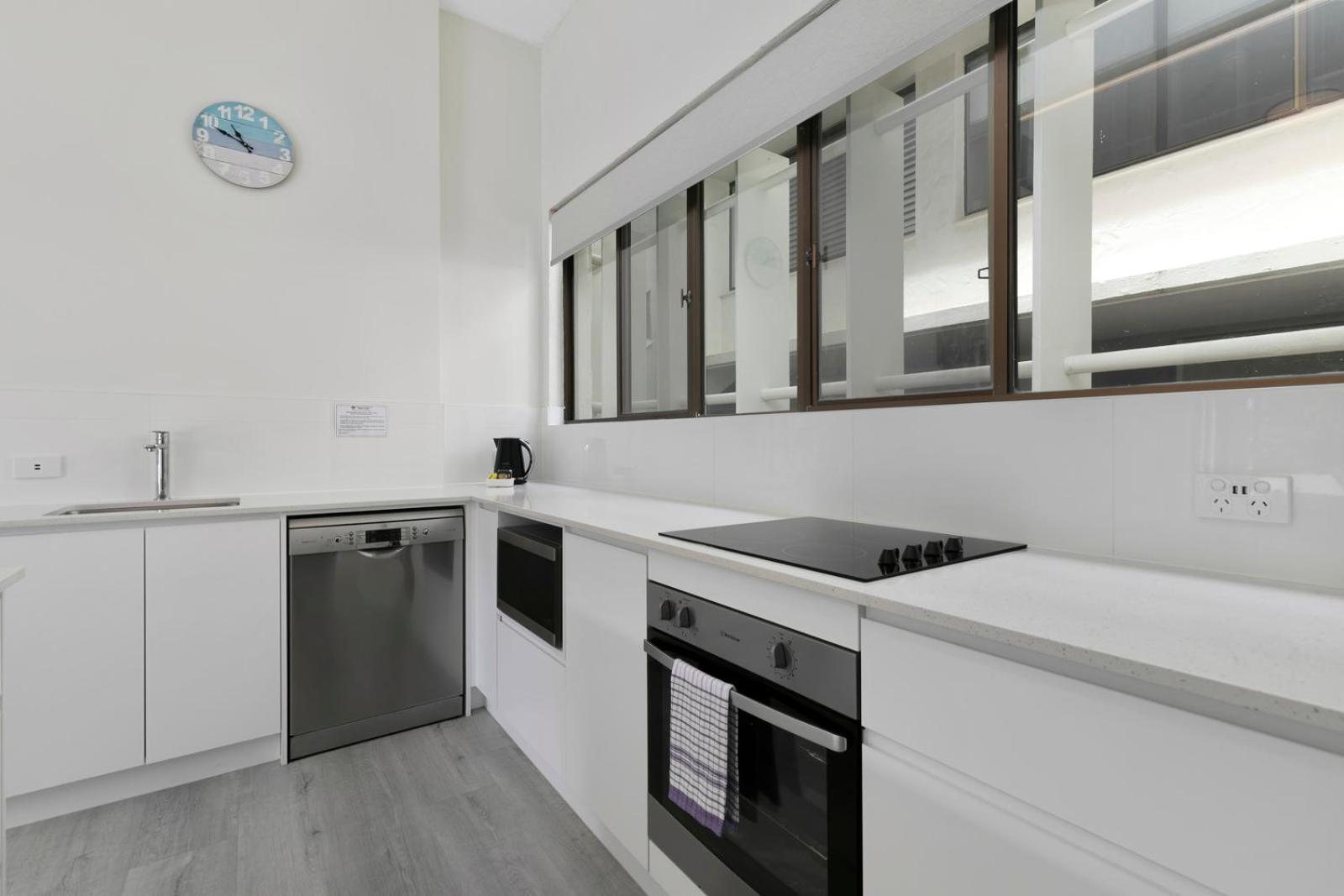 One-Bedroom Apartment with Palm View photo 3
