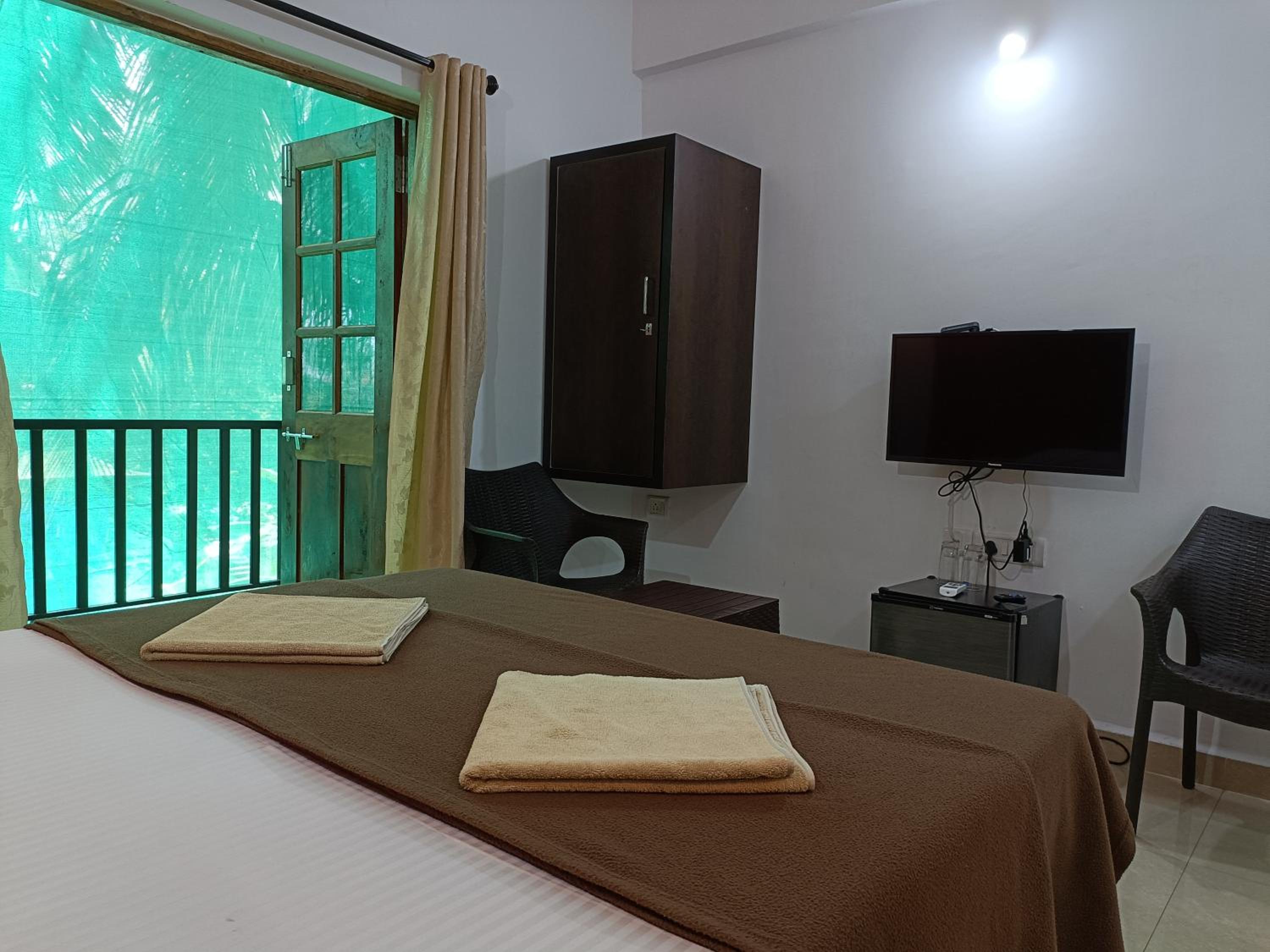 Deluxe Double Room with Balcony - Photo 46