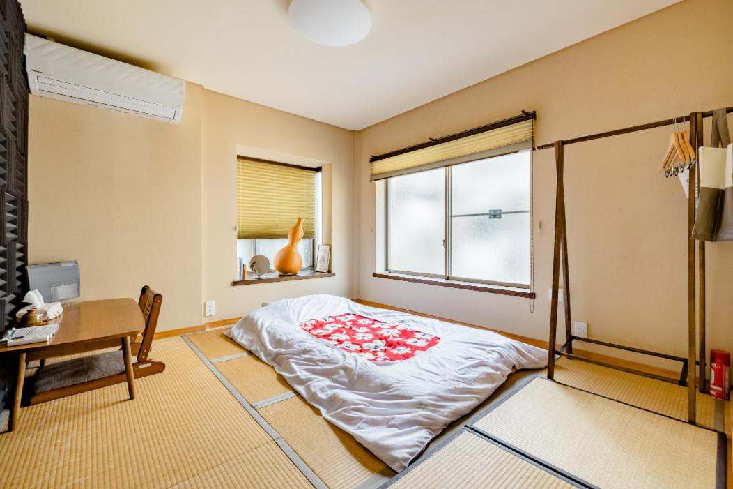 Double Room with Shared Bathroom photo 2