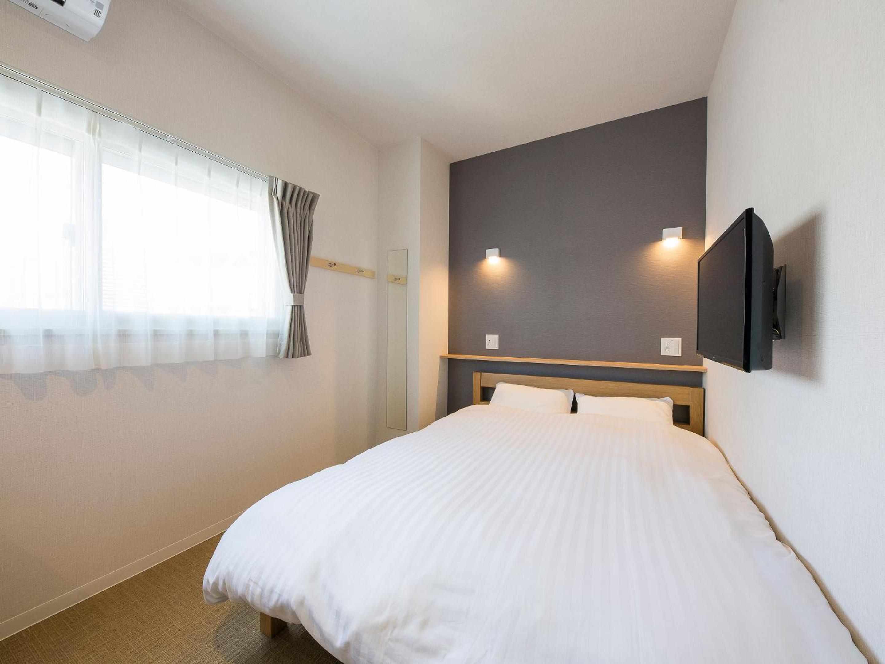 Queen Room with Private Bathroom - Photo 1