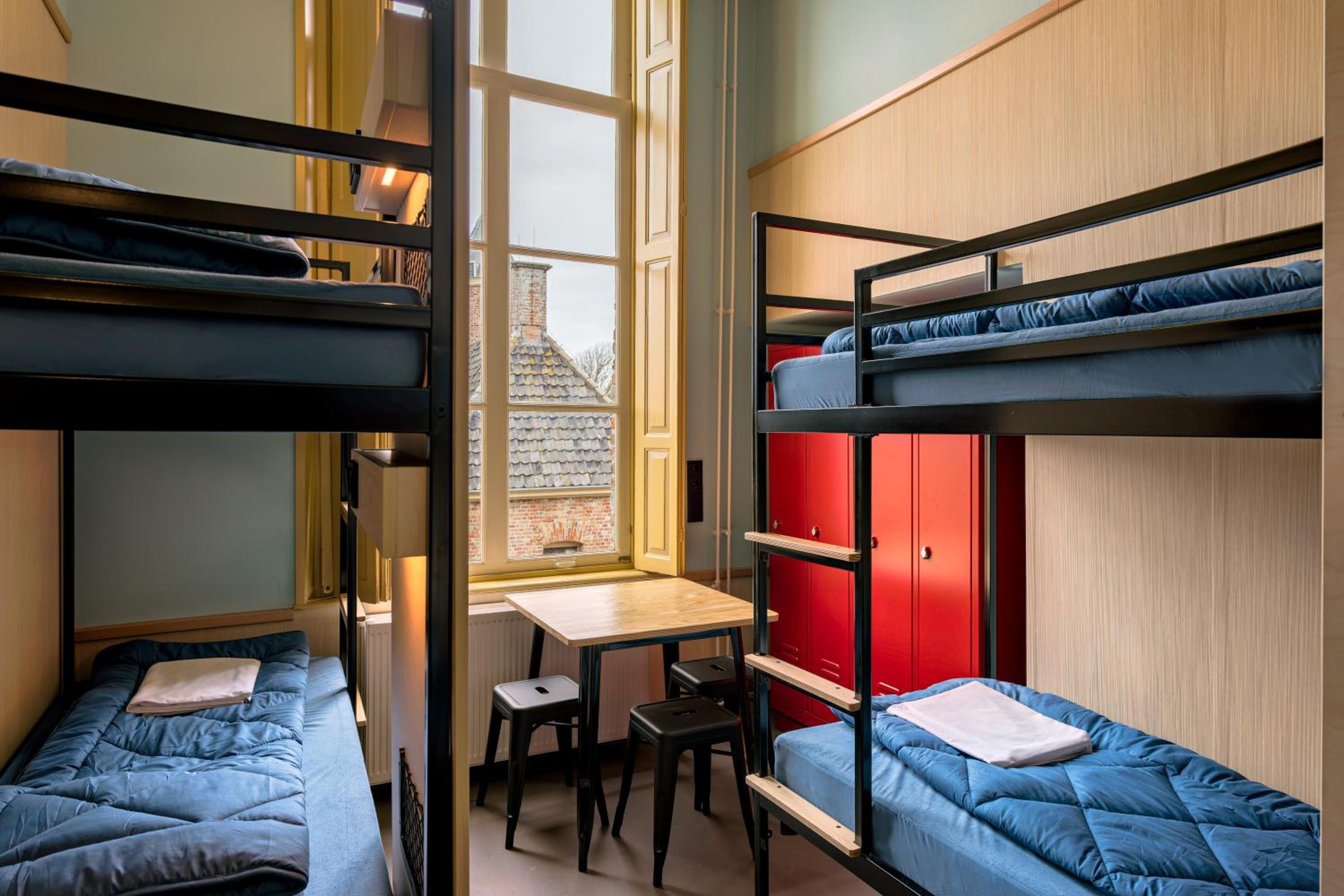 Six Person Room With Private Bathroom and Shower photo 2