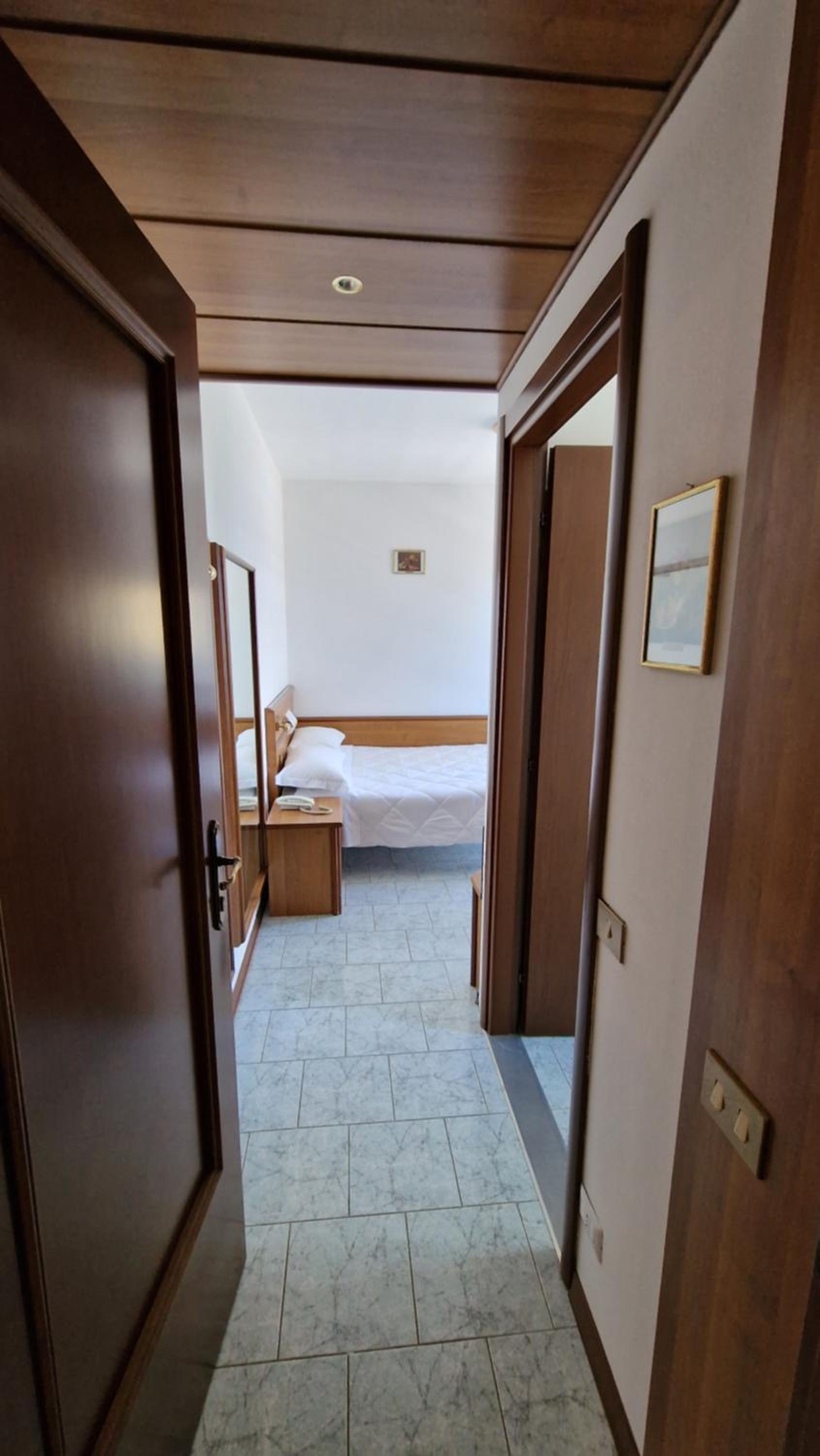 Single Room with Private Bathroom photo 1