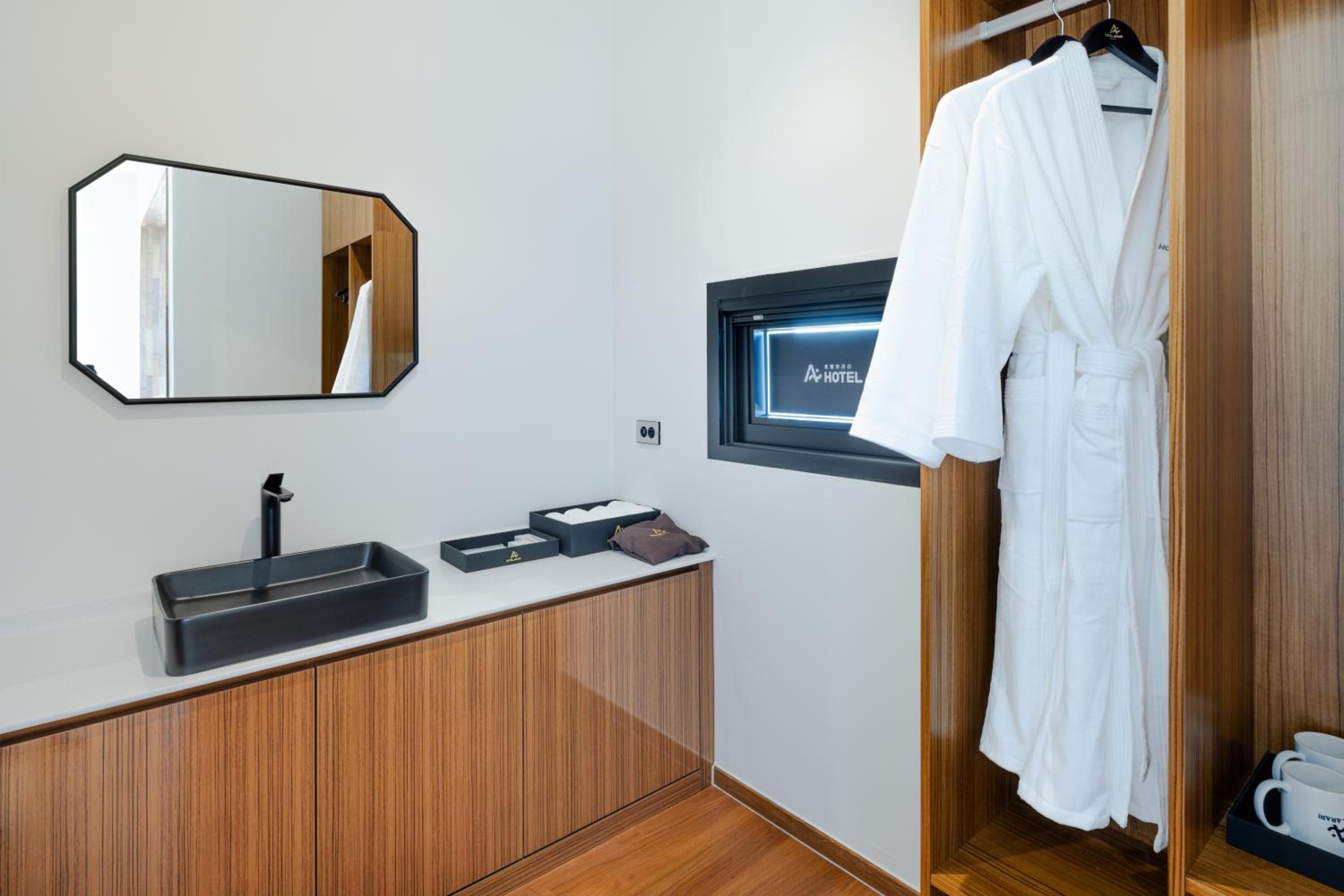 Standard Twin Room - Photo 8
