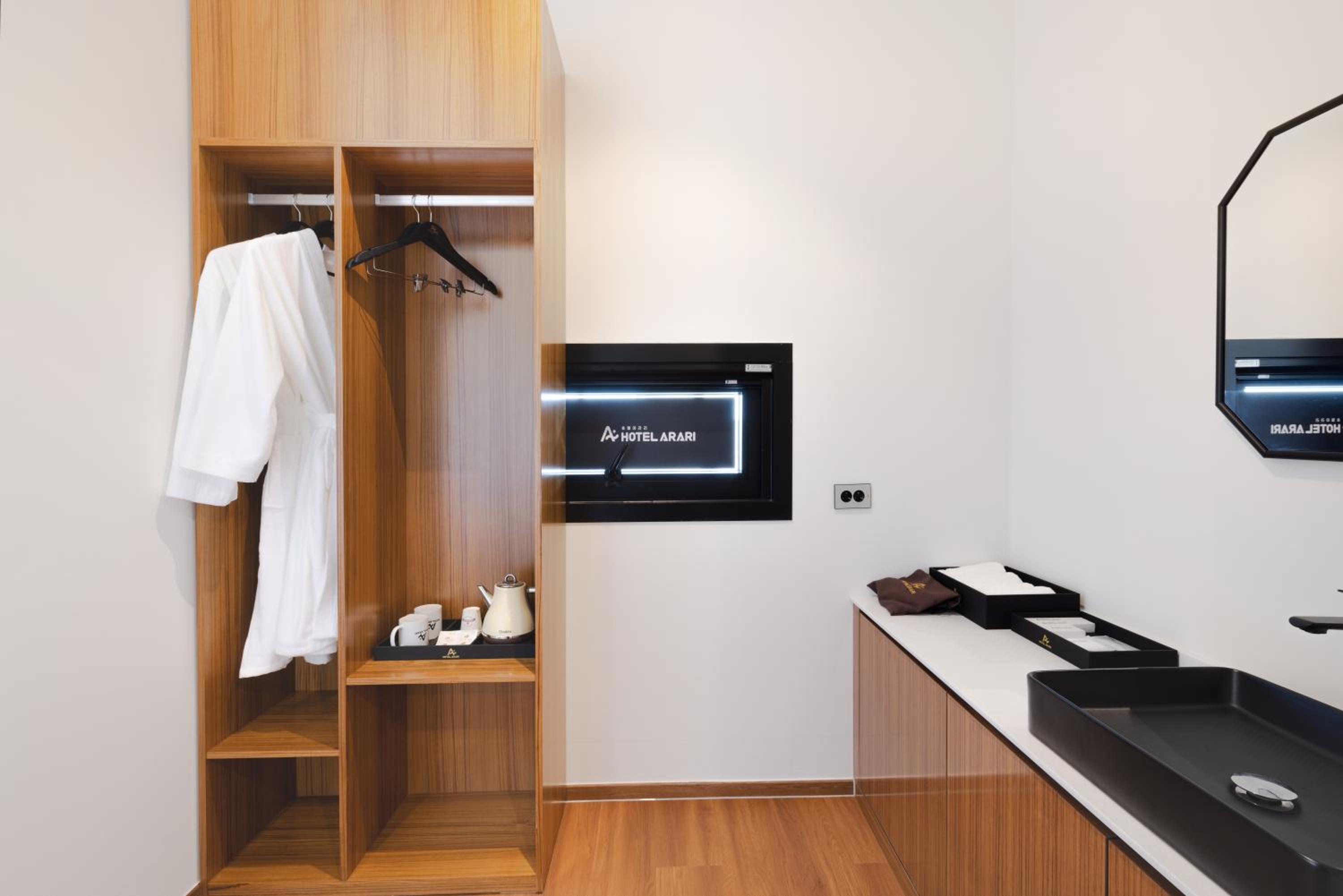Standard Twin Room - Photo 2