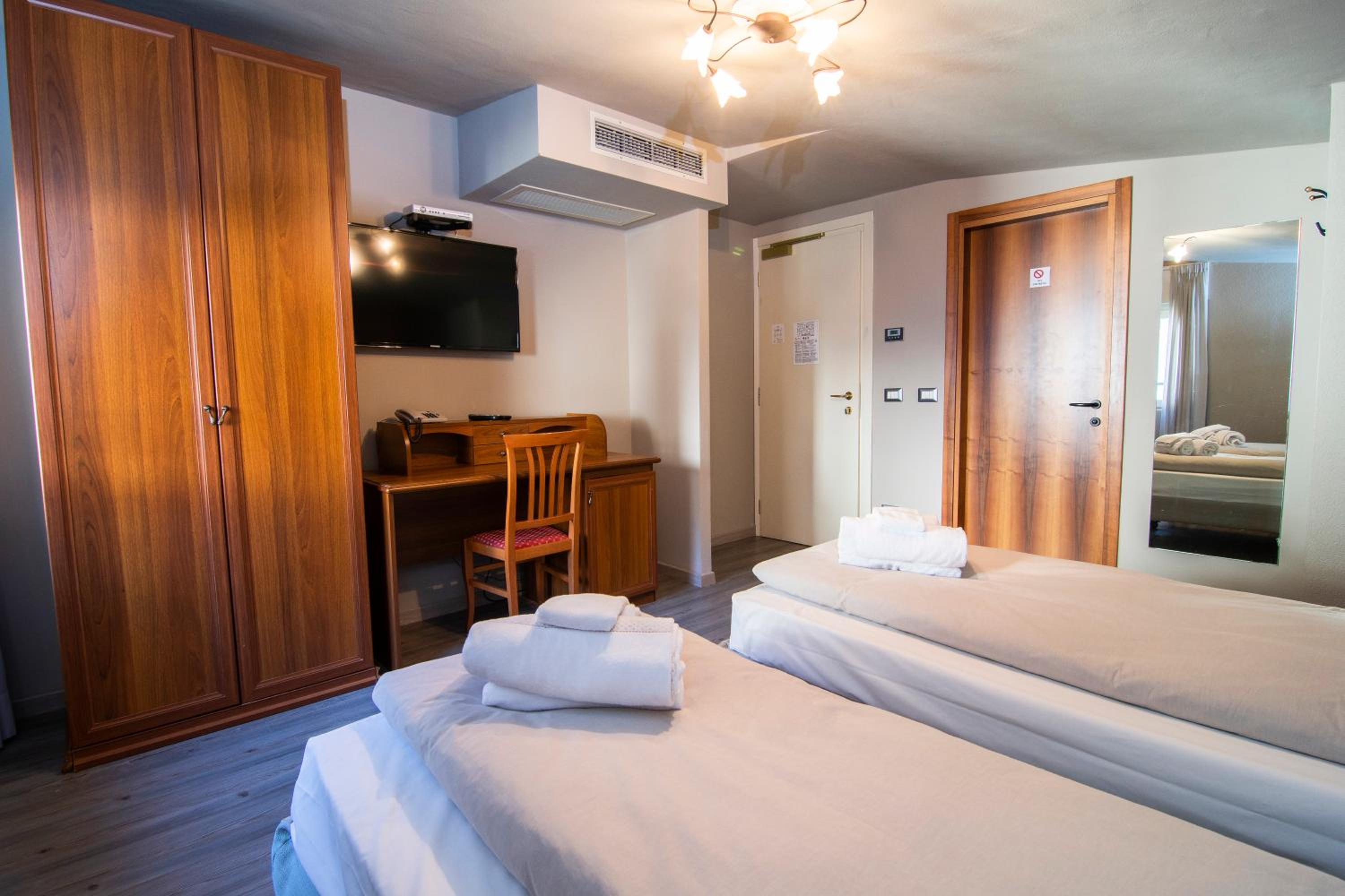 Double or Twin Room with Mountain View photo 2