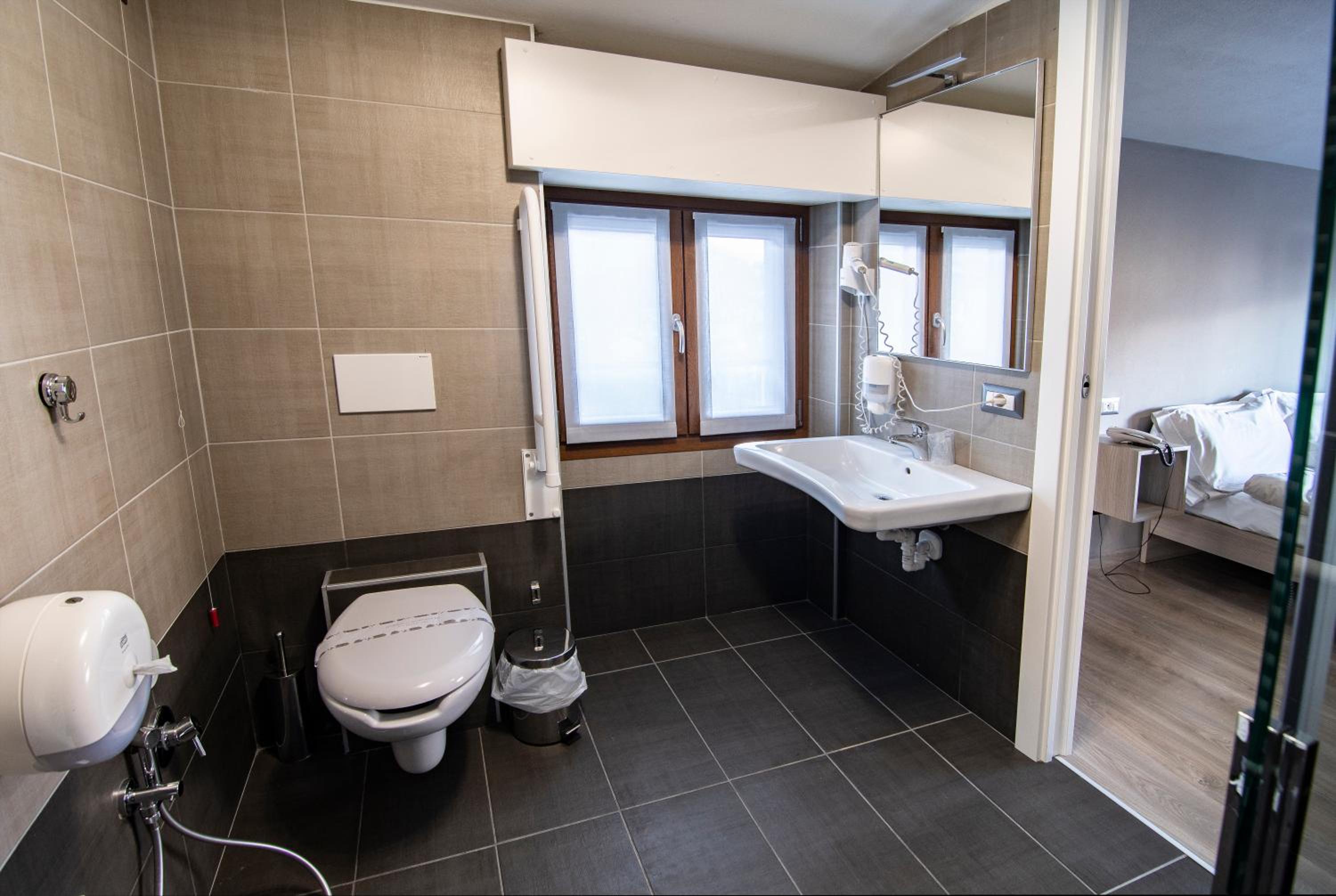 Queen Room - Disability Access photo 2