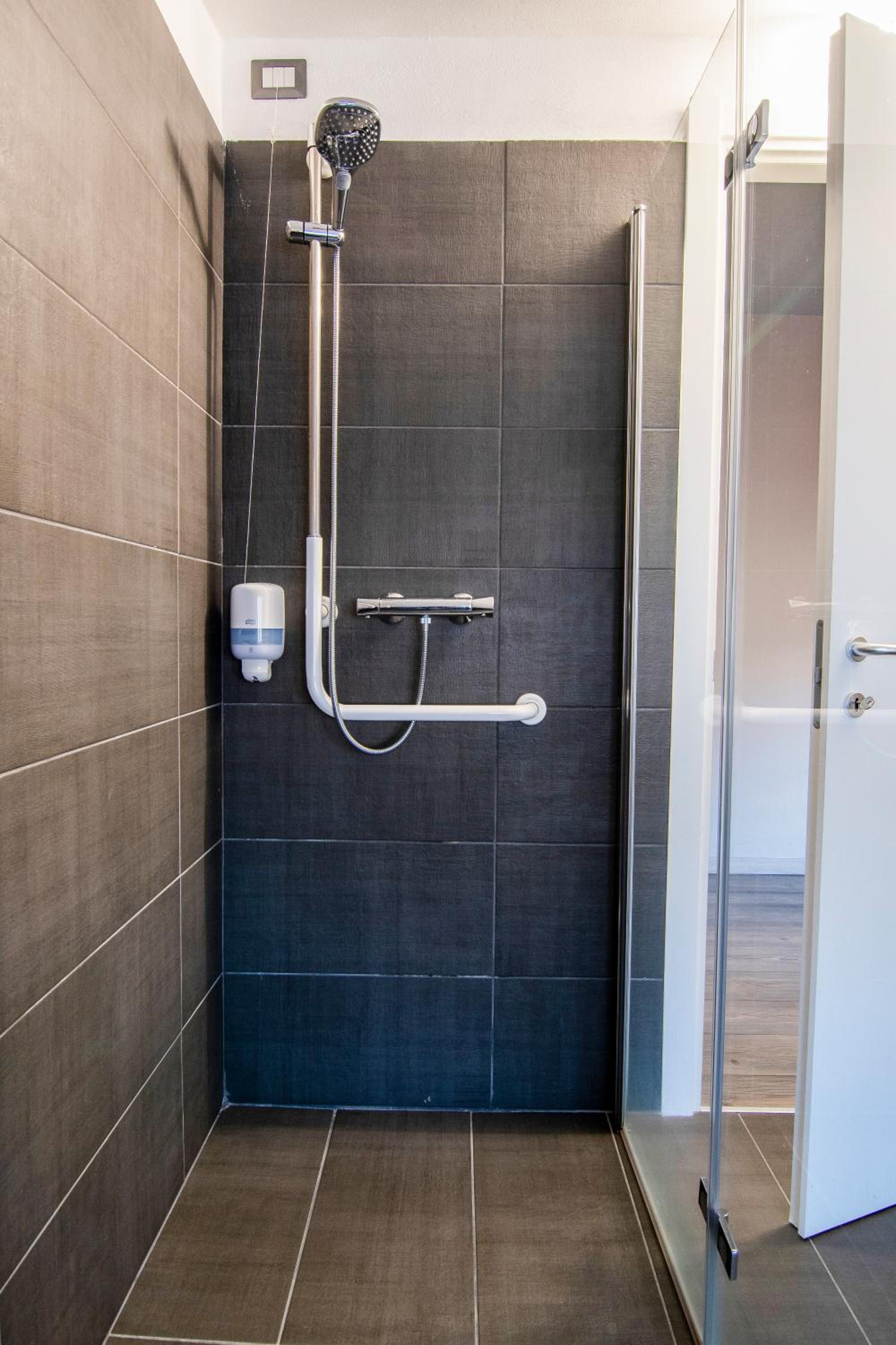 Queen Room - Disability Access photo 3