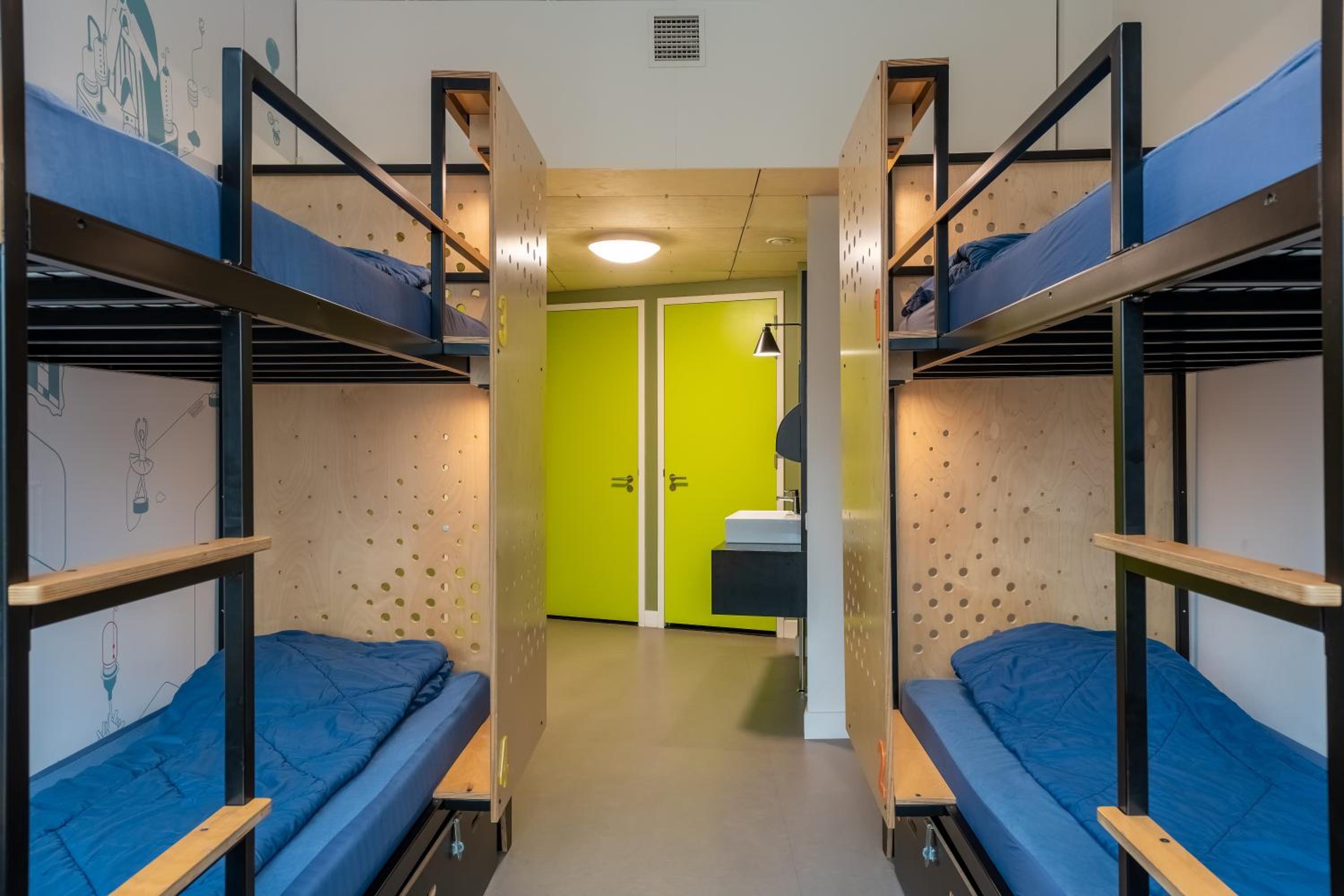 Bed in 4-Bed Mixed Room with Shower photo 3