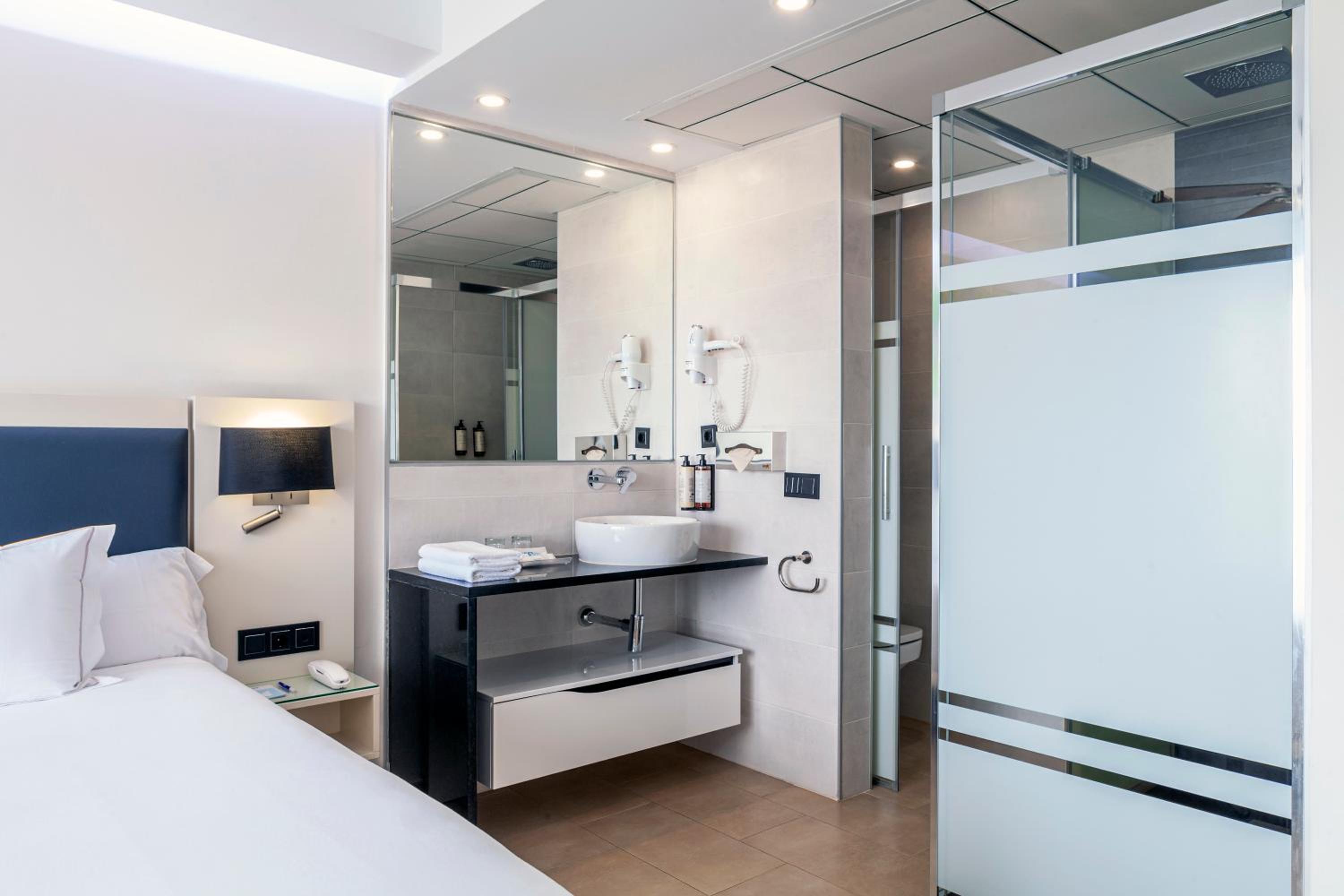 Superior Double Room (2 Adults + 1 Child) - Photo 12