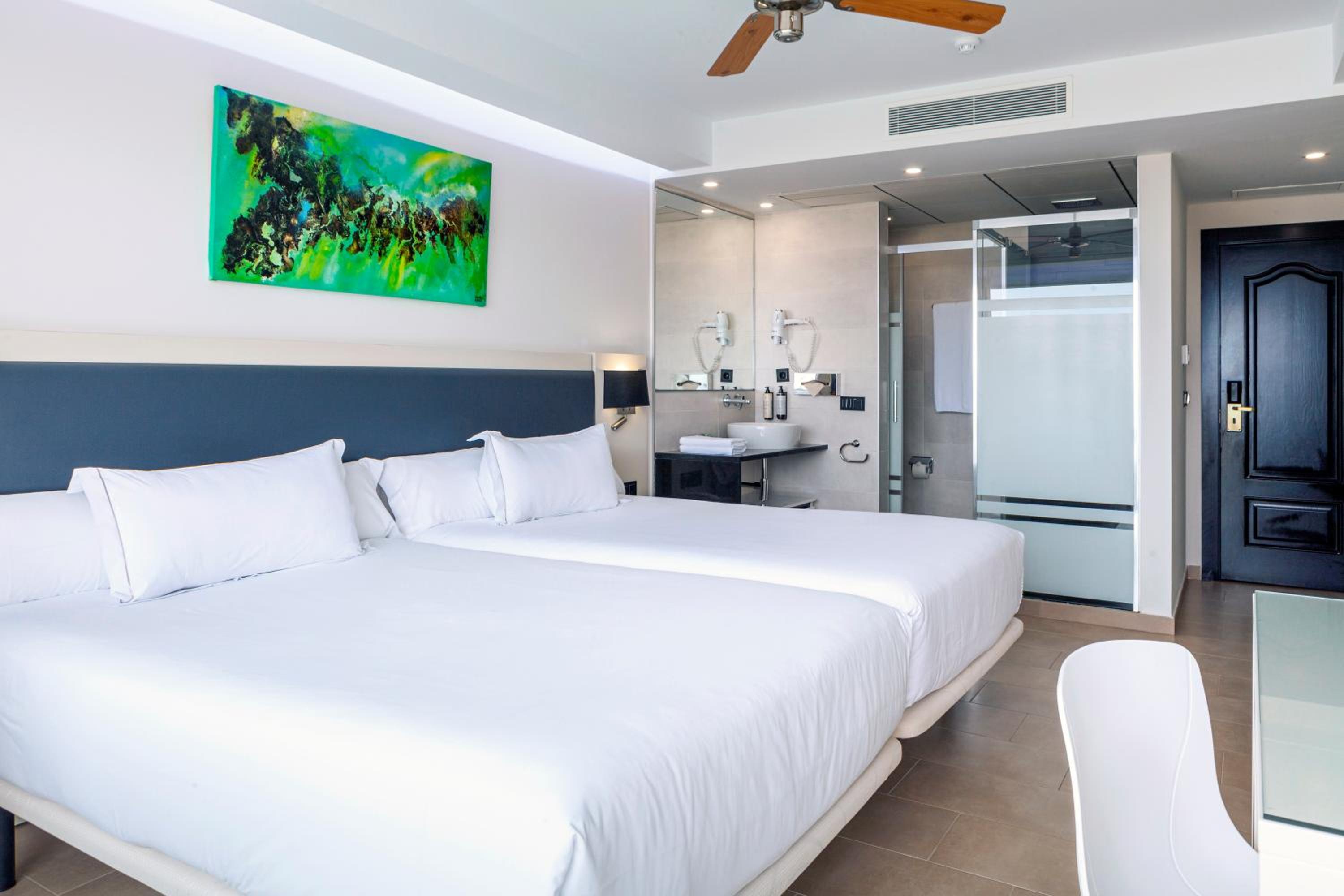 Superior Double Room (2 Adults + 1 Child) - Photo 7