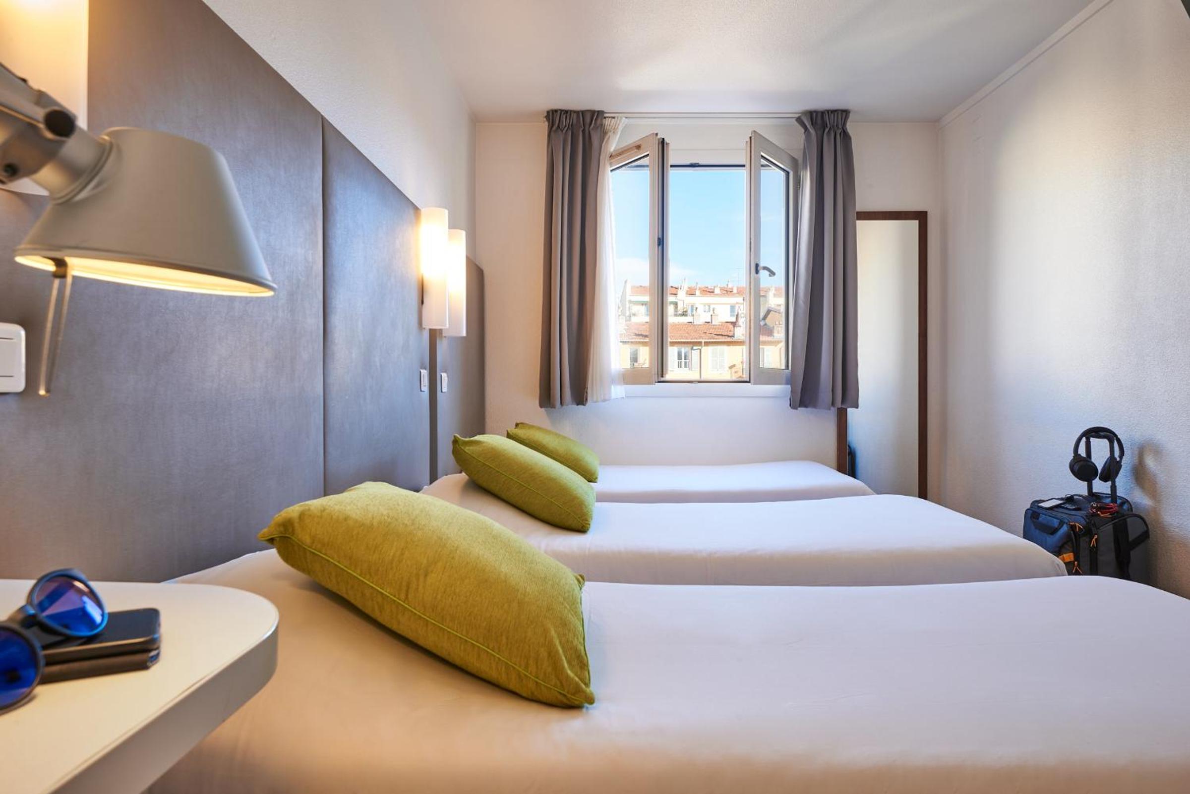 Triple Room with 3 Single Beds - Photo 1