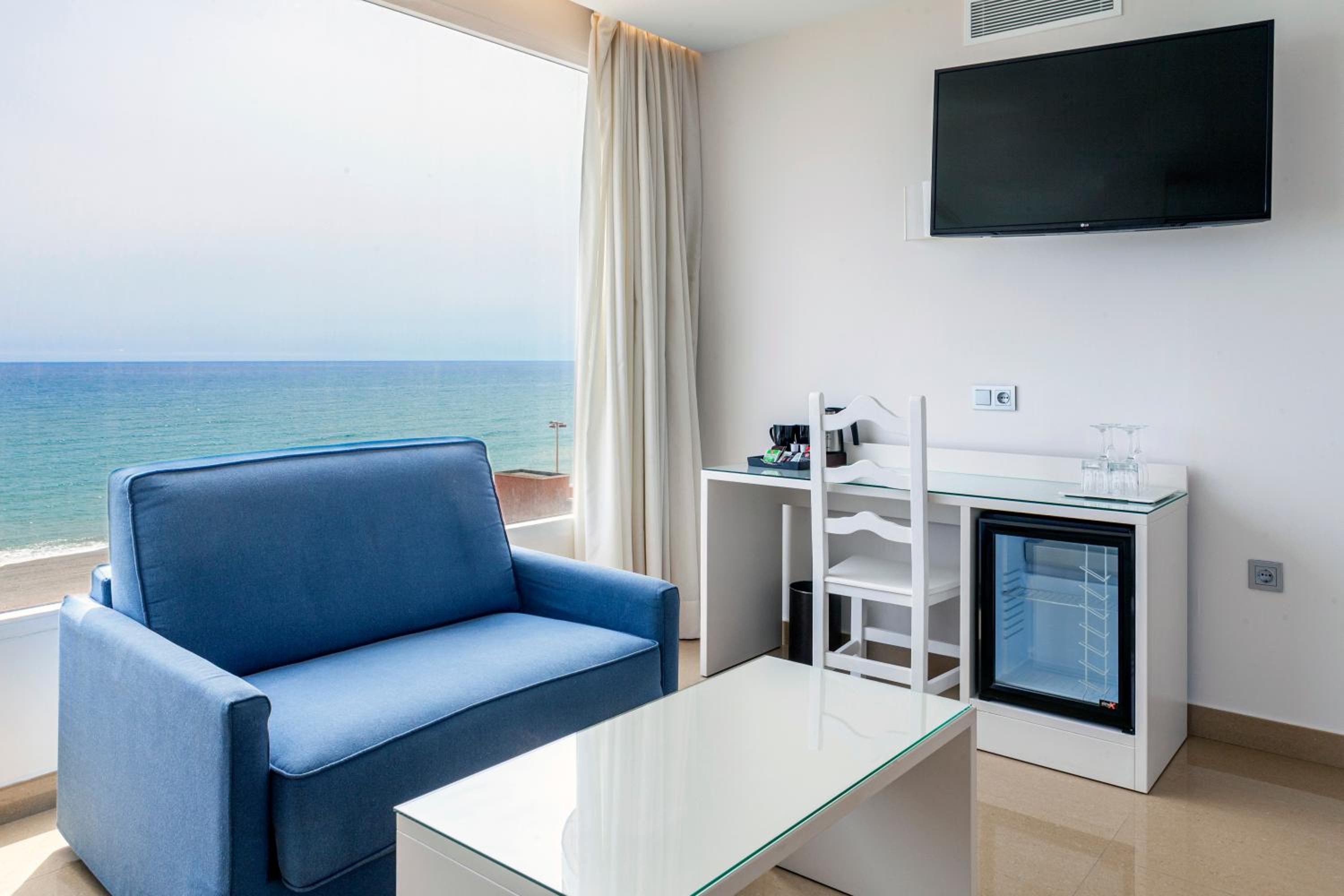 Junior Suite (2 Adults) - Photo 17
