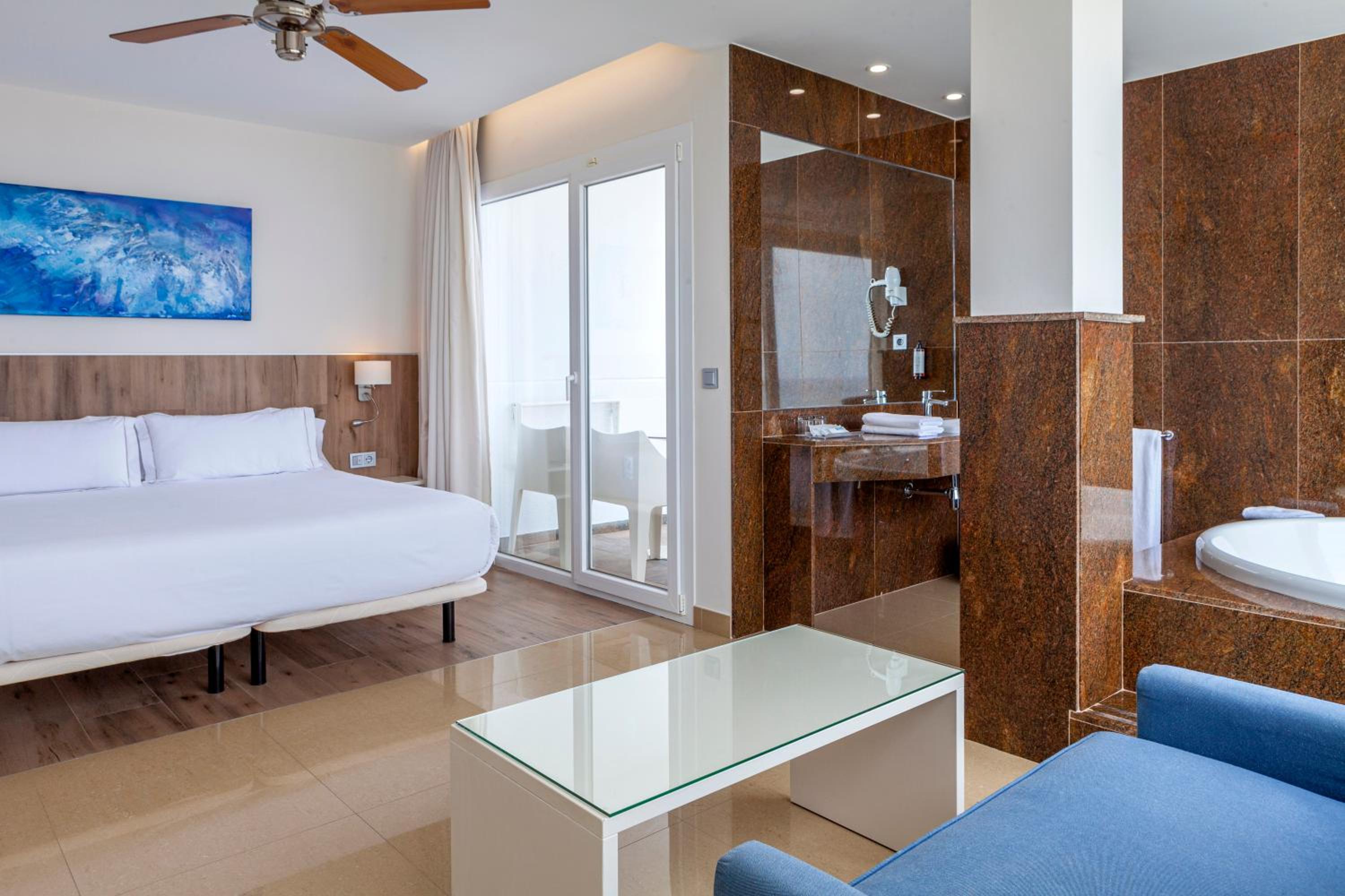 Junior Suite (2 Adults) - Photo 4