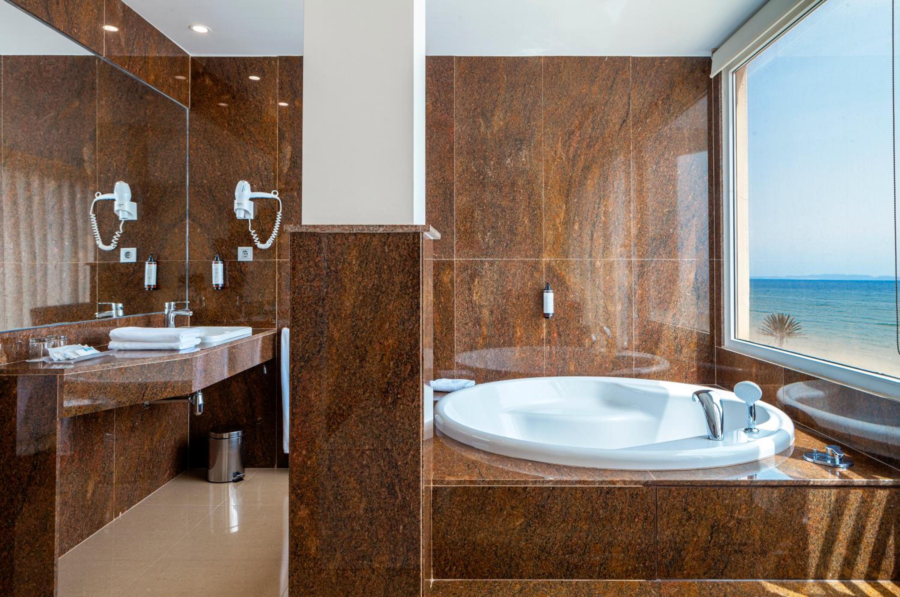 Junior Suite (2 Adults) - Photo 8
