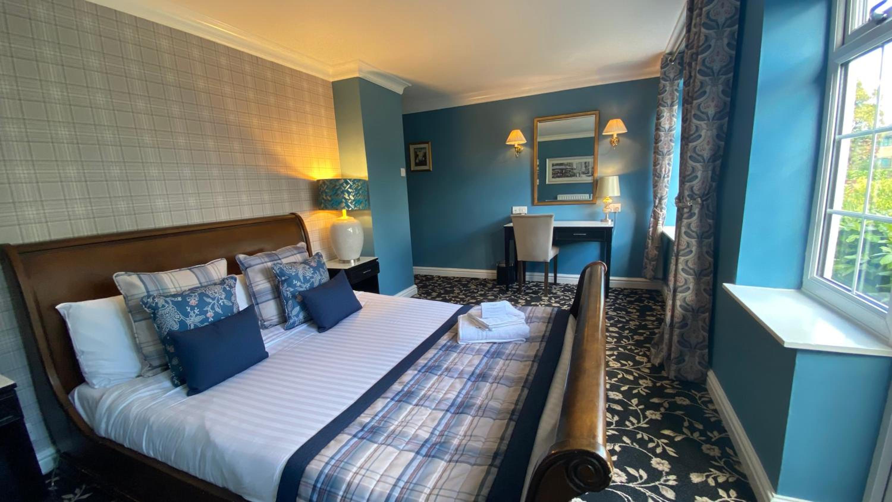 Queen Room with Garden View - Photo 2