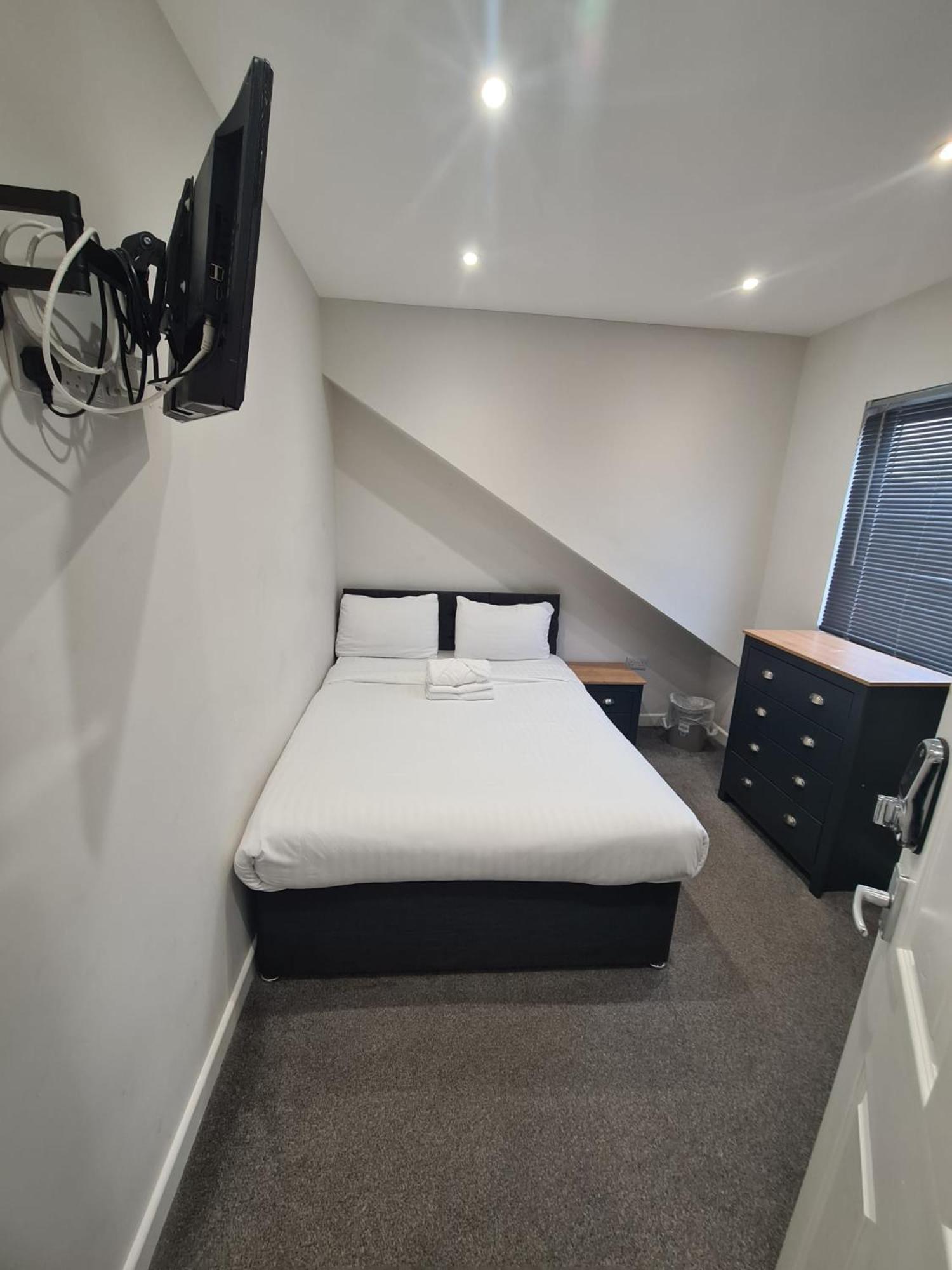 Room 3 - Photo 7