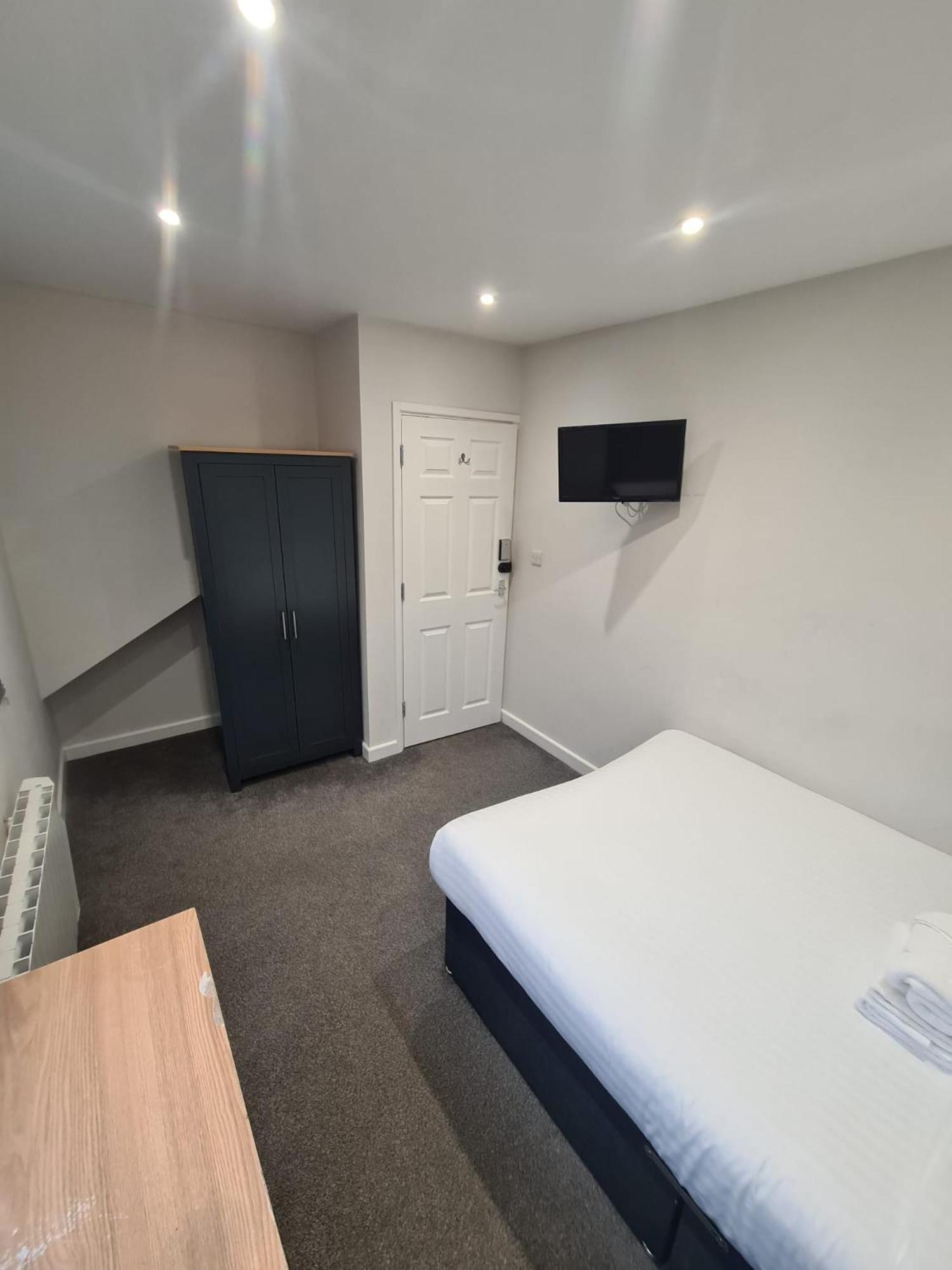 Room 3 - Photo 12
