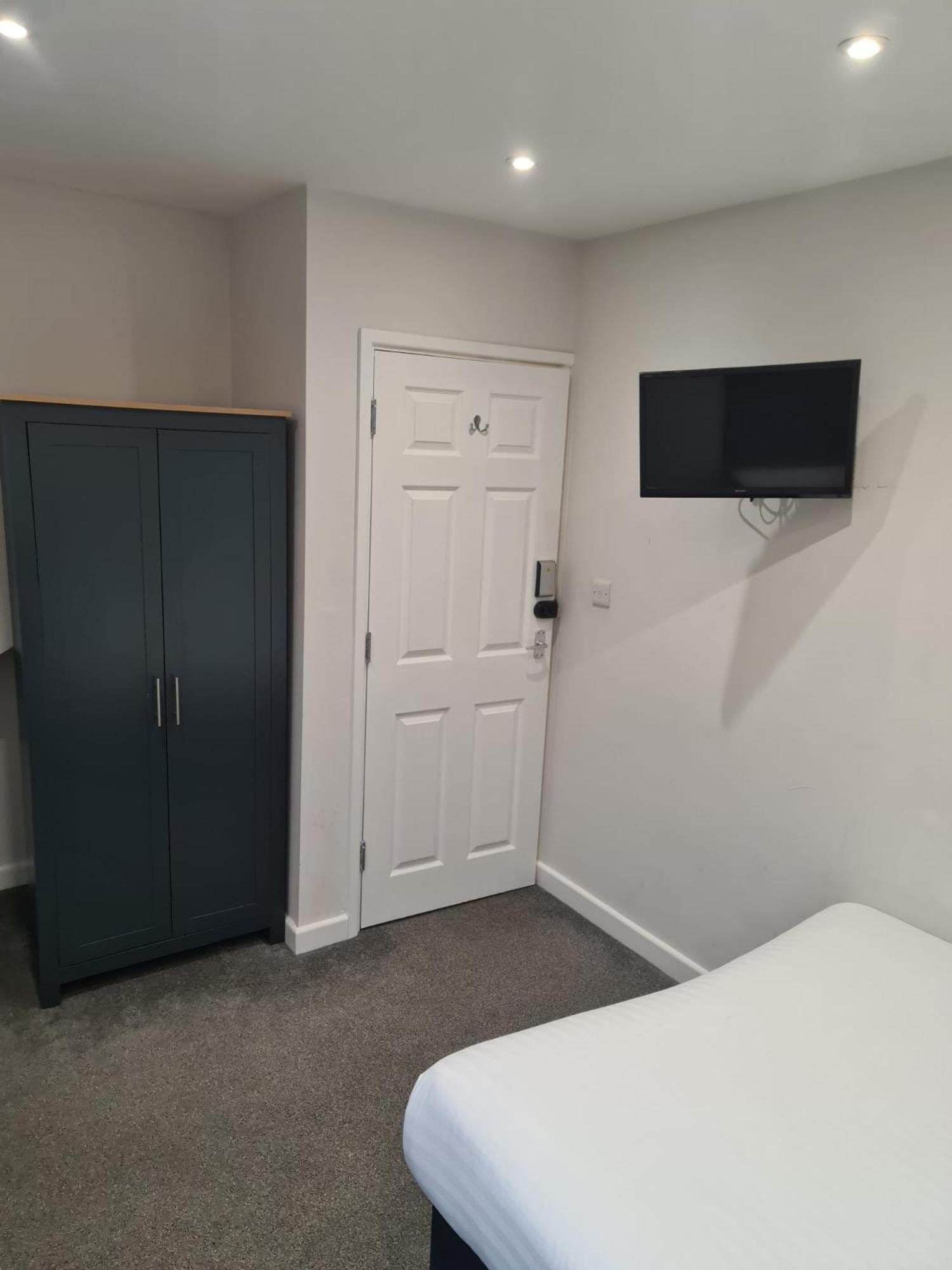 Room 3 - Photo 10