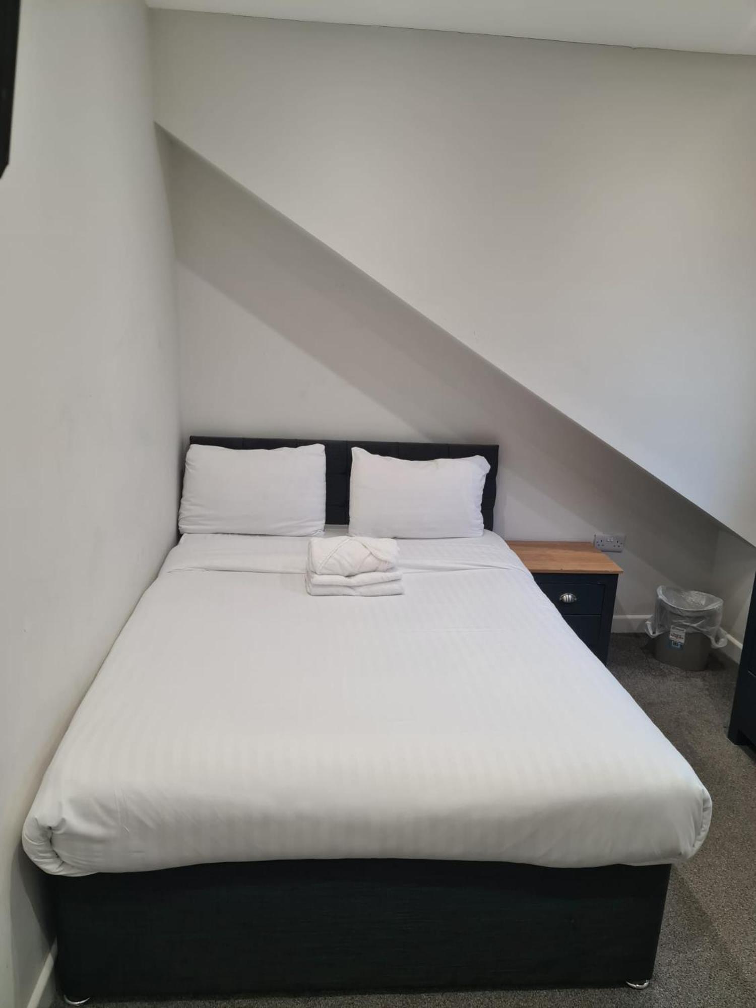 Room 3 - Photo 11