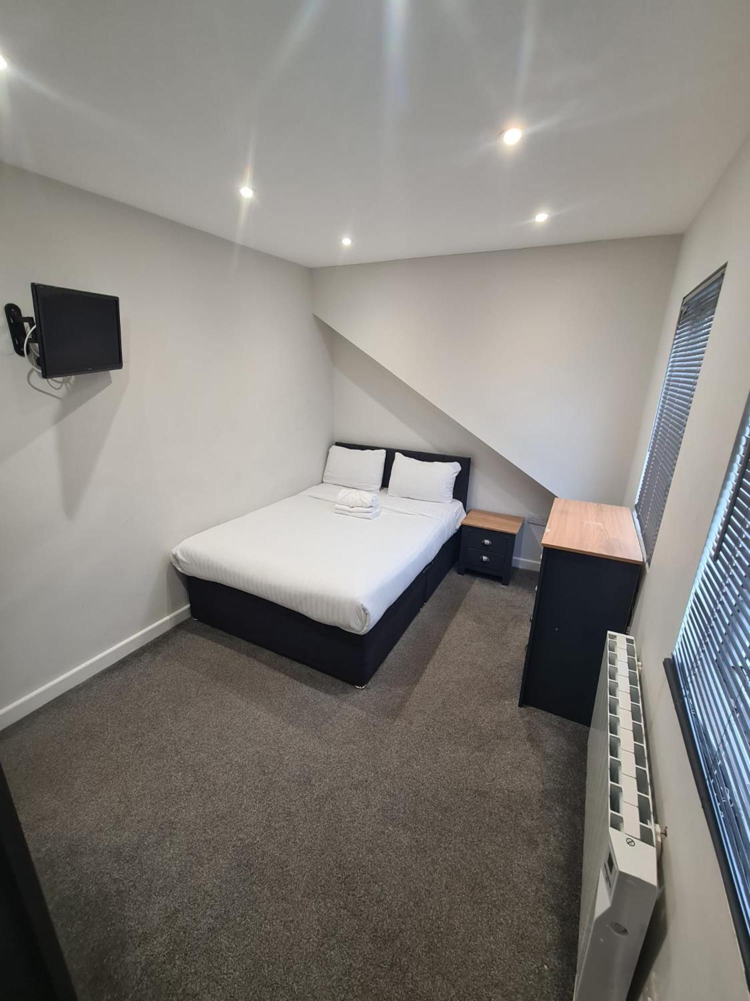 Room 3 - Photo 9