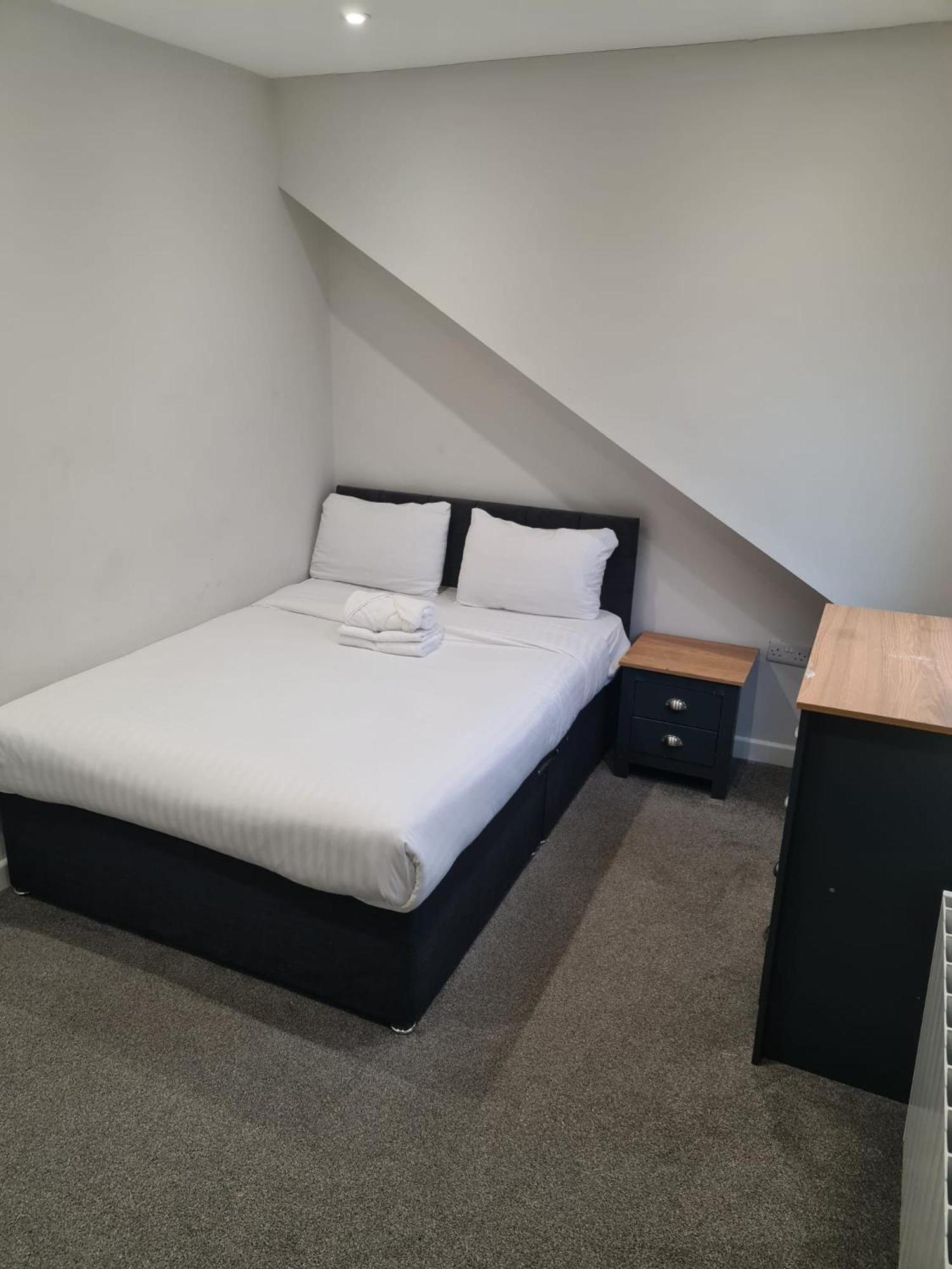 Room 3 - Photo 8
