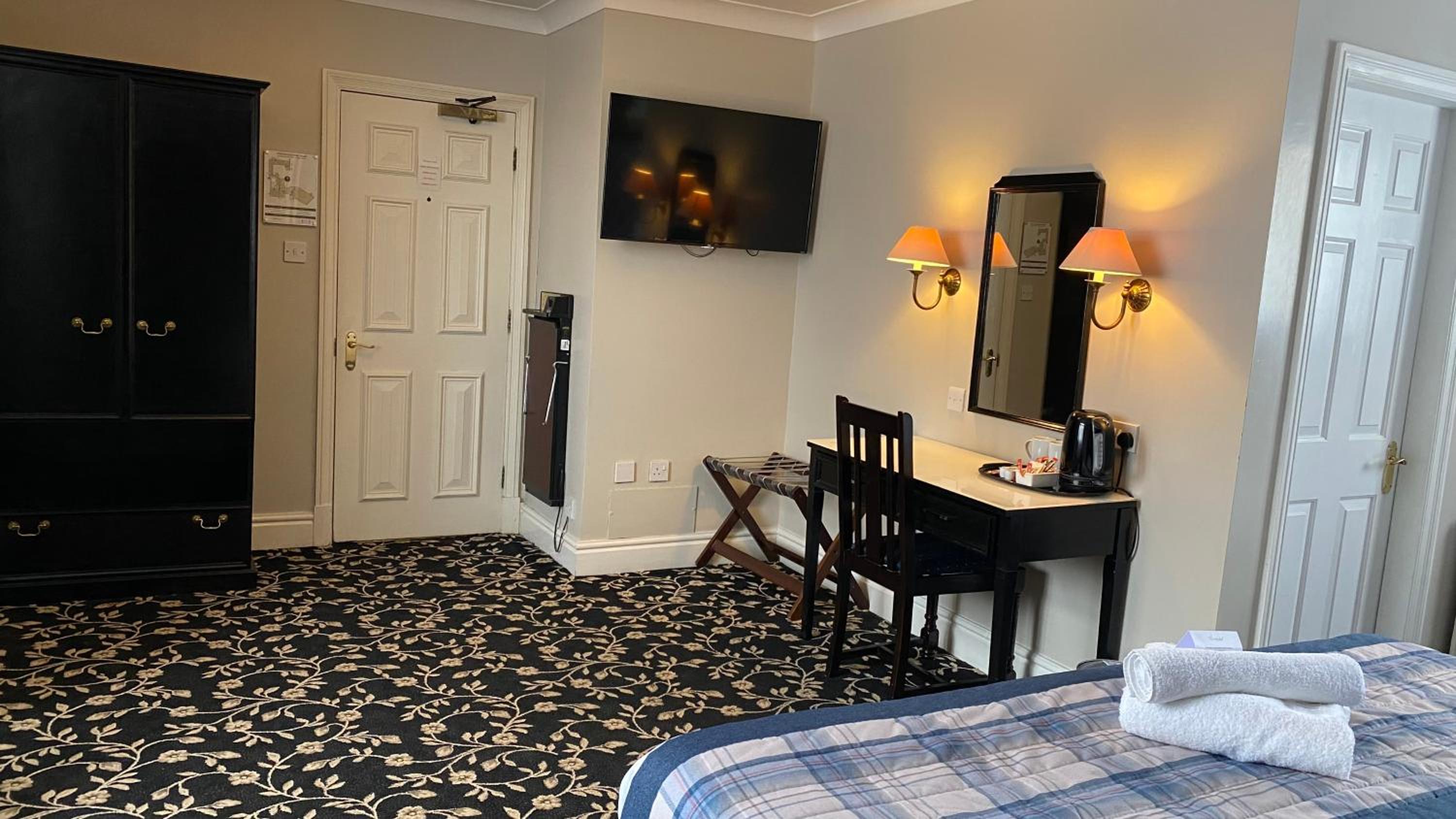 Superior Family Room - Photo 5