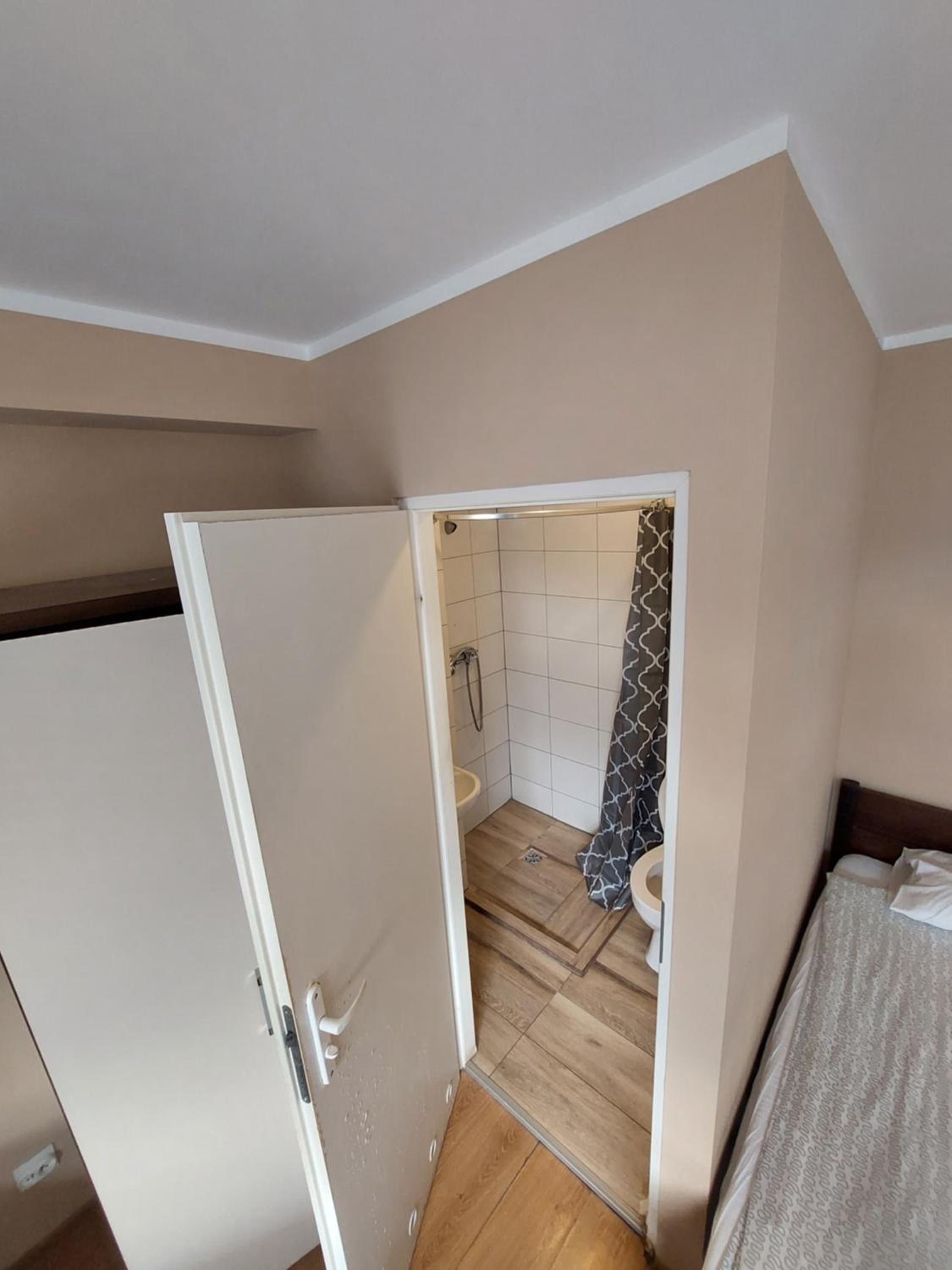 Small Twin Room - Photo 9
