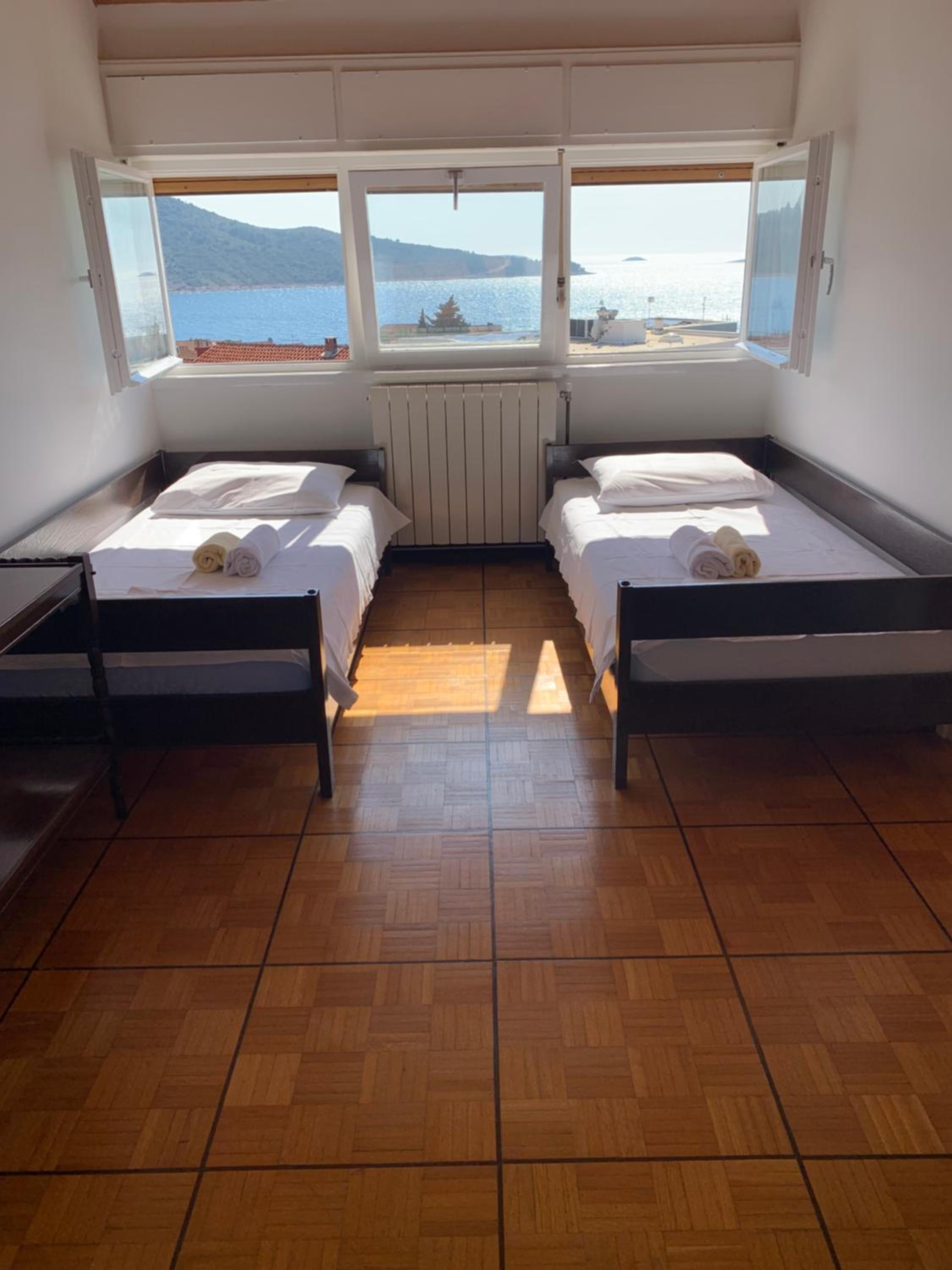 Quadruple Room with Private Bathroom - Photo 1