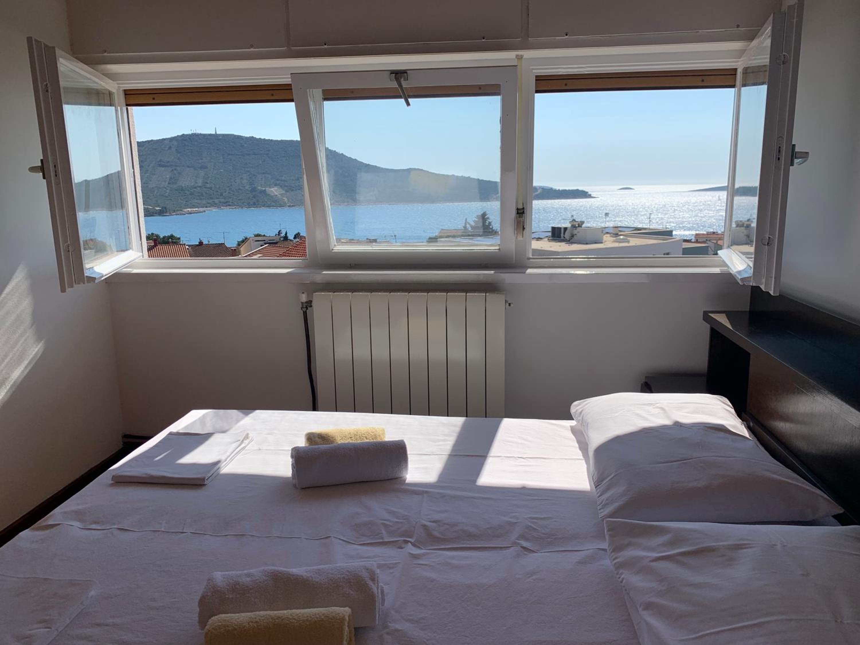 Quadruple Room with Private Bathroom - Photo 4