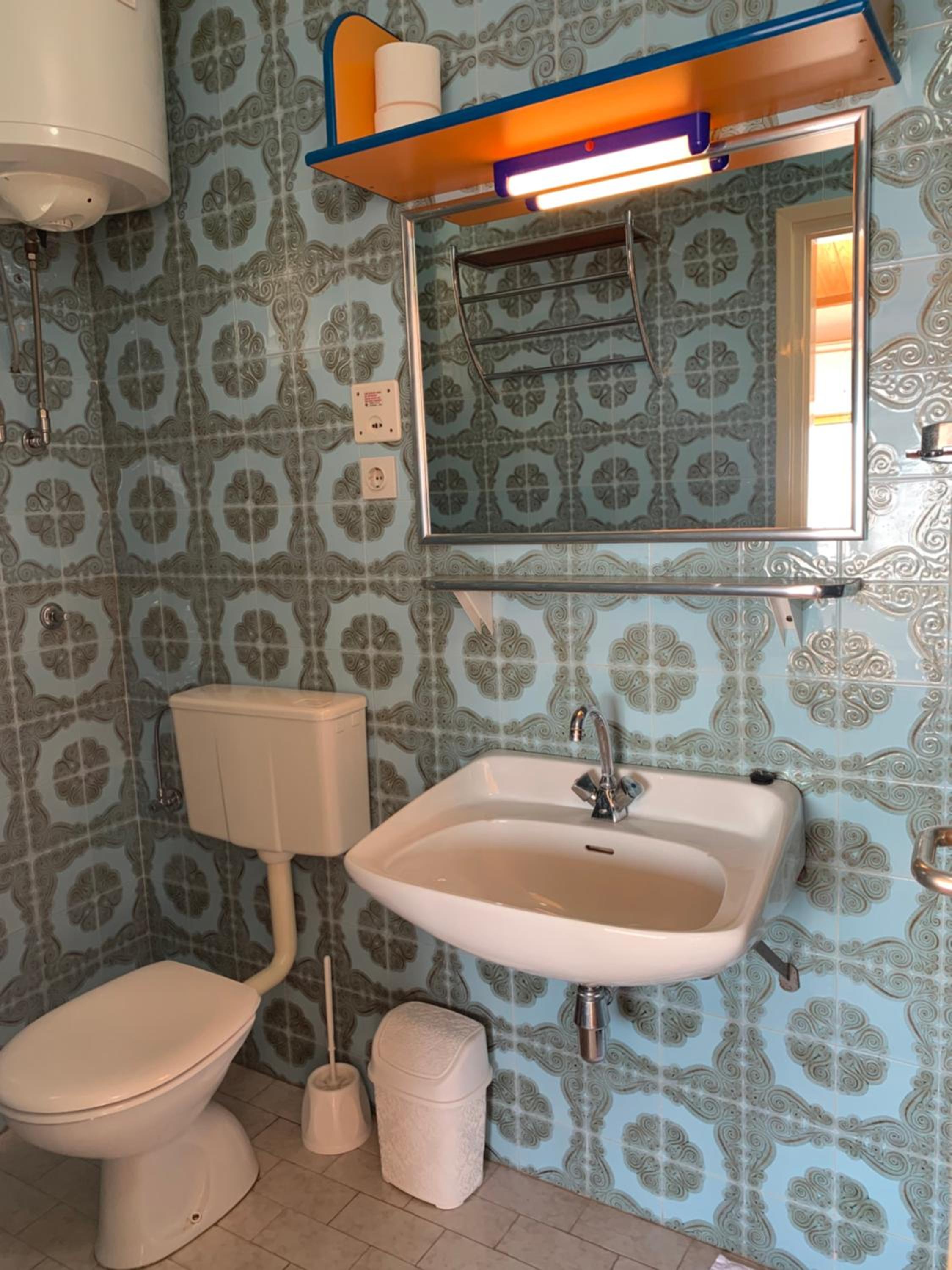 Quadruple Room with Private Bathroom - Photo 7