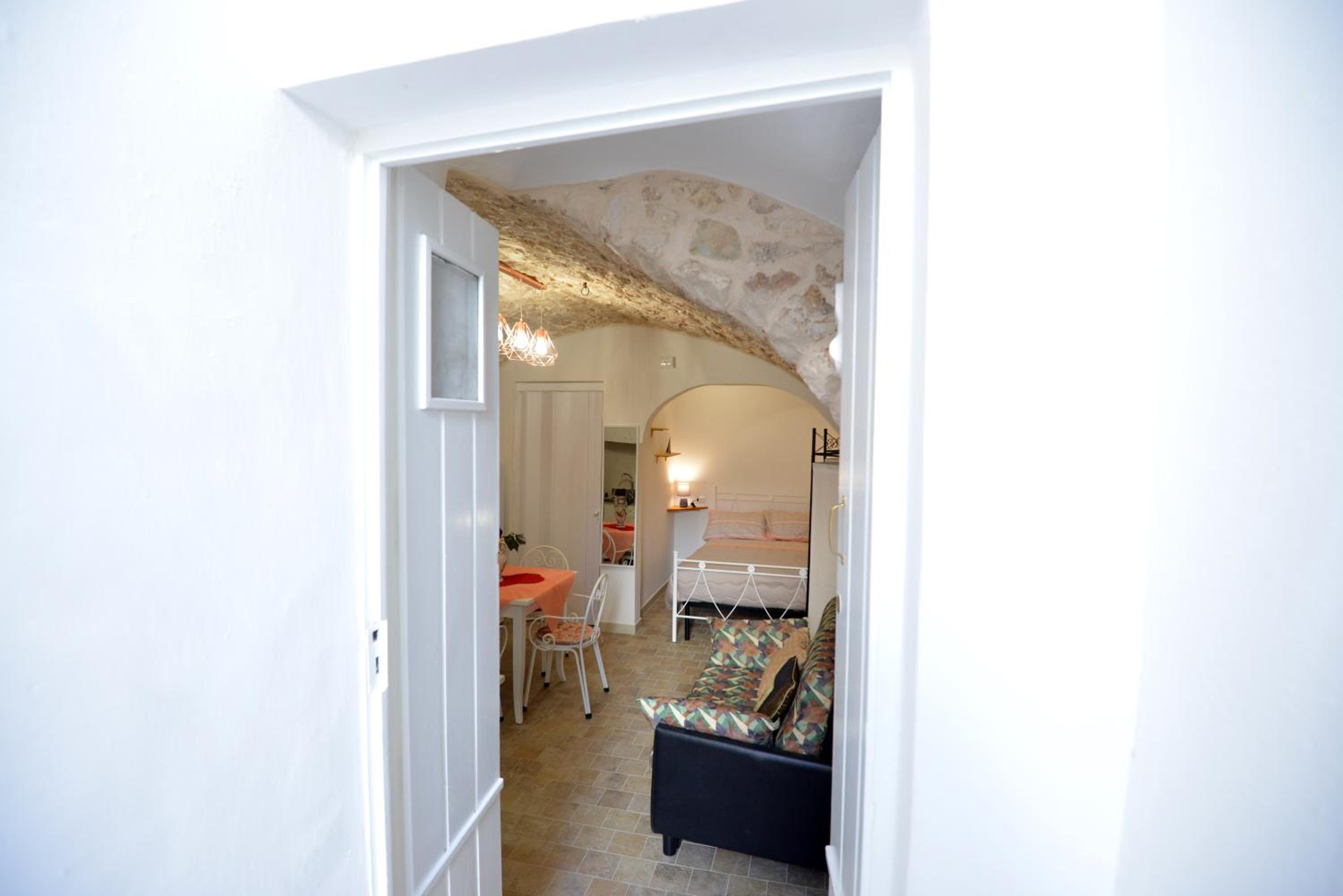 Studio Apartment - Photo 12