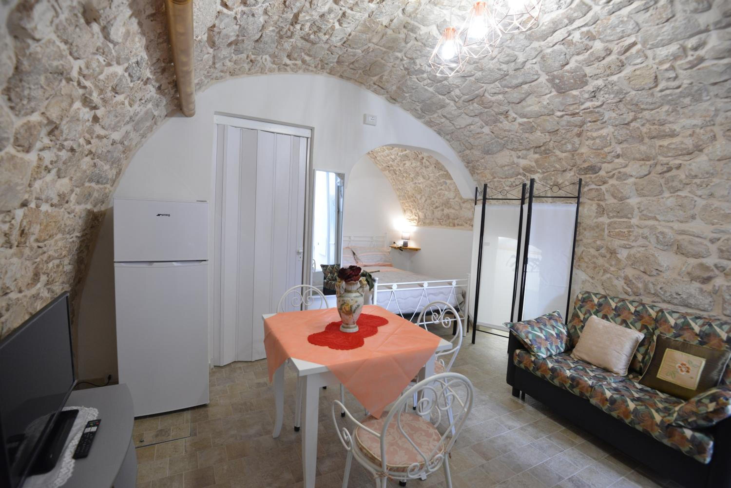 Studio Apartment - Photo 13