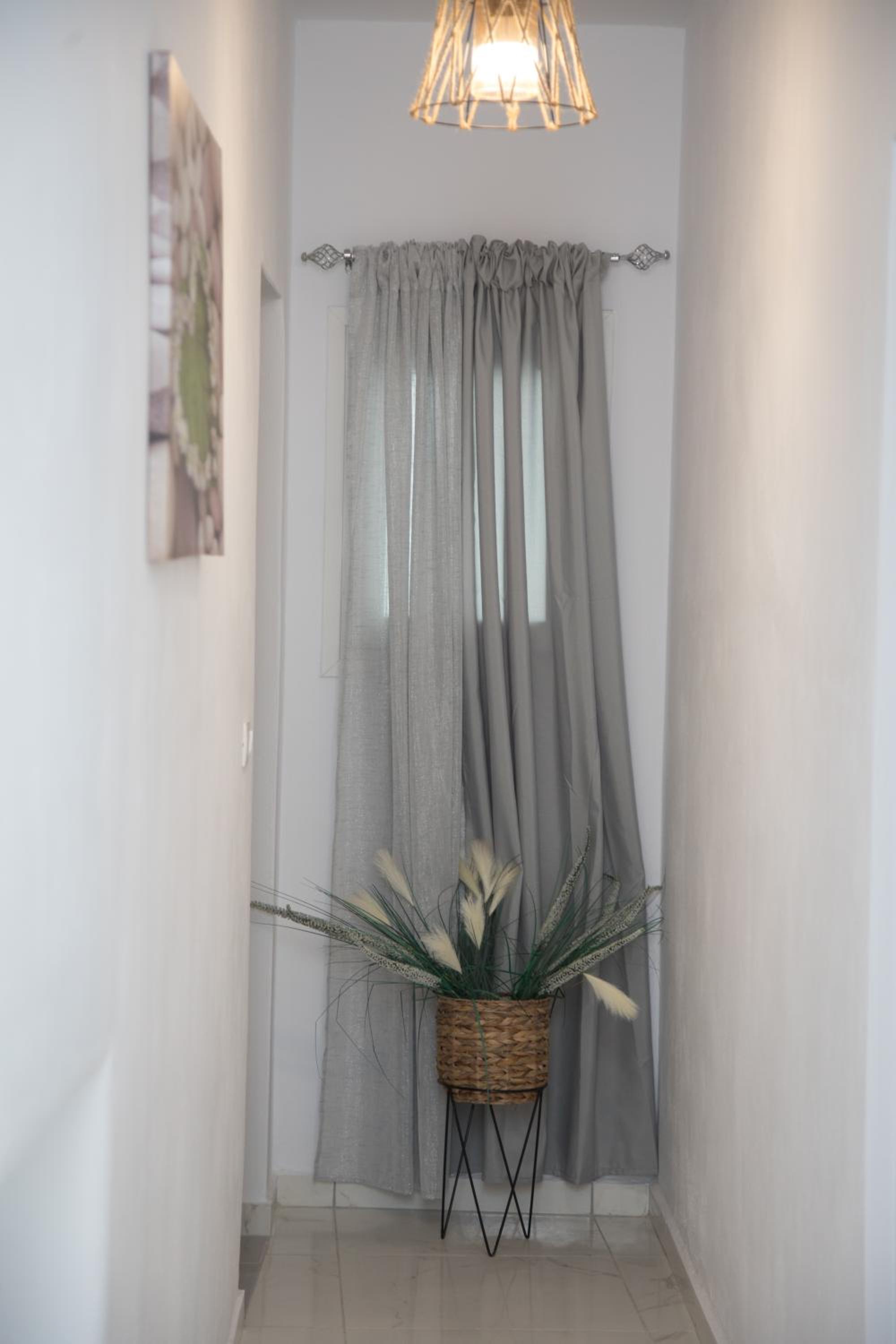 One-Bedroom Apartment  with outdoor hot tub photo 2