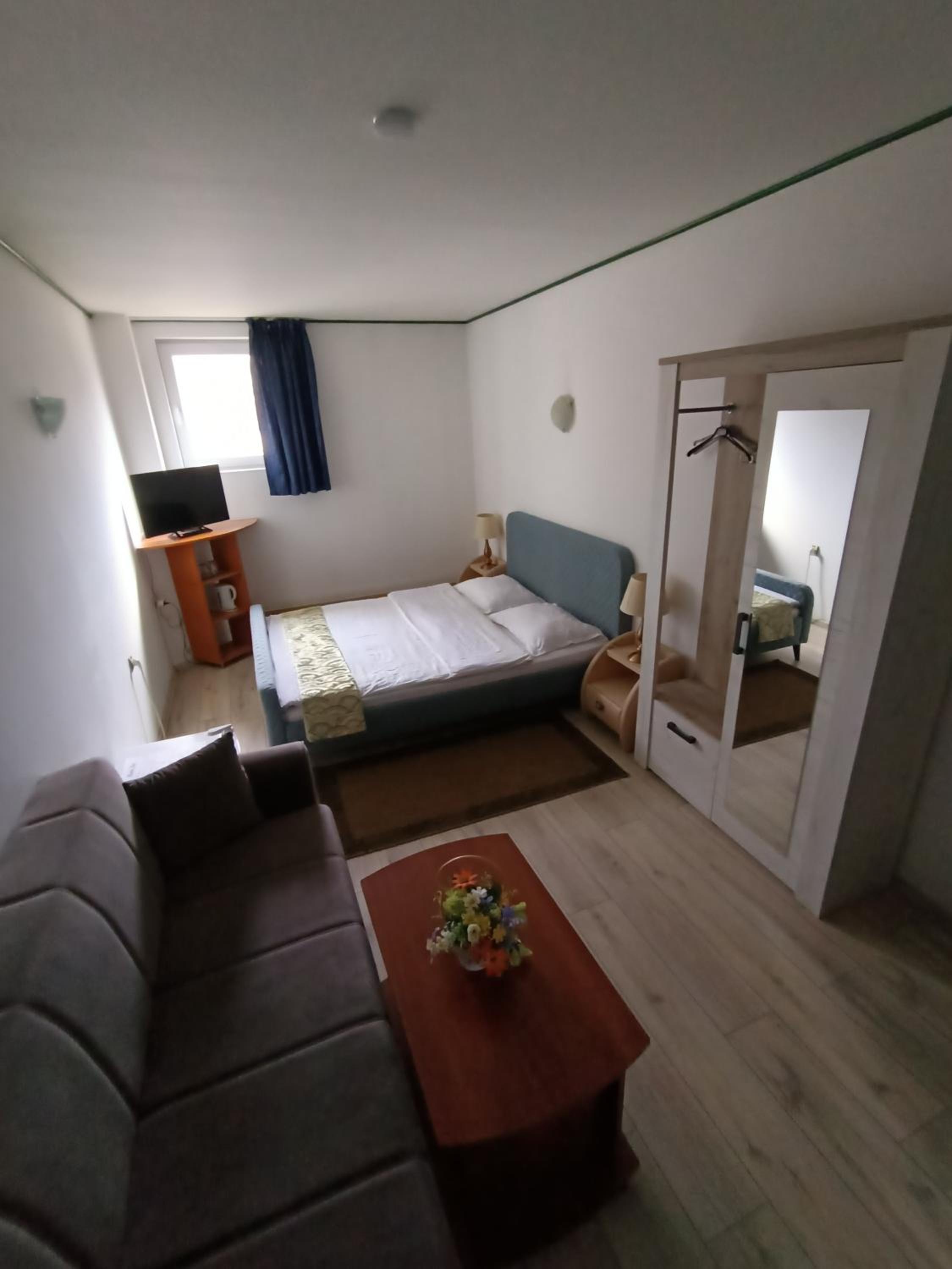 Double or Twin Room - Photo 5
