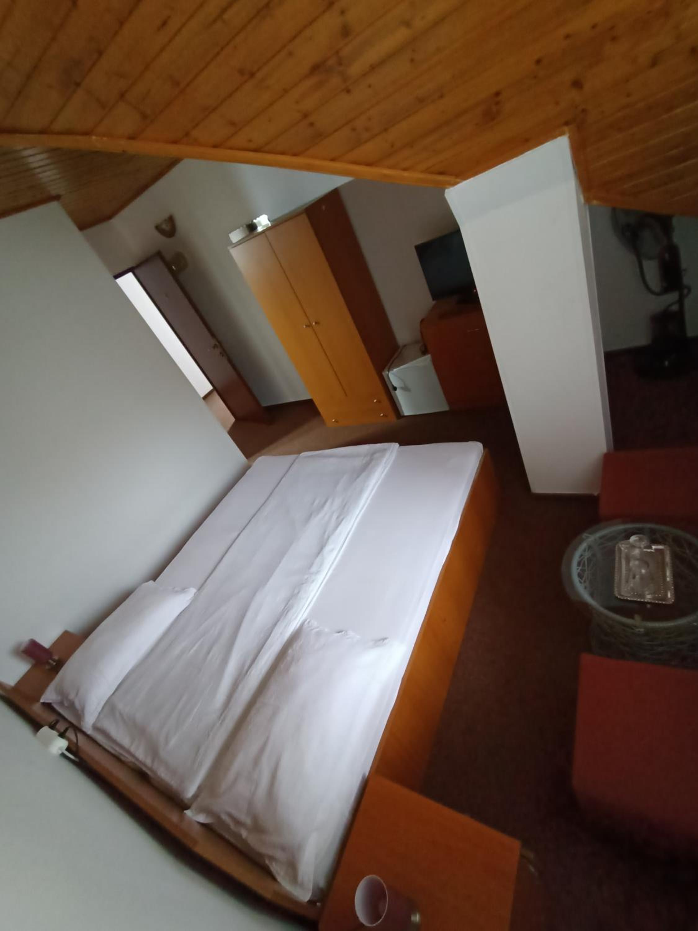 Double or Twin Room - Photo 8