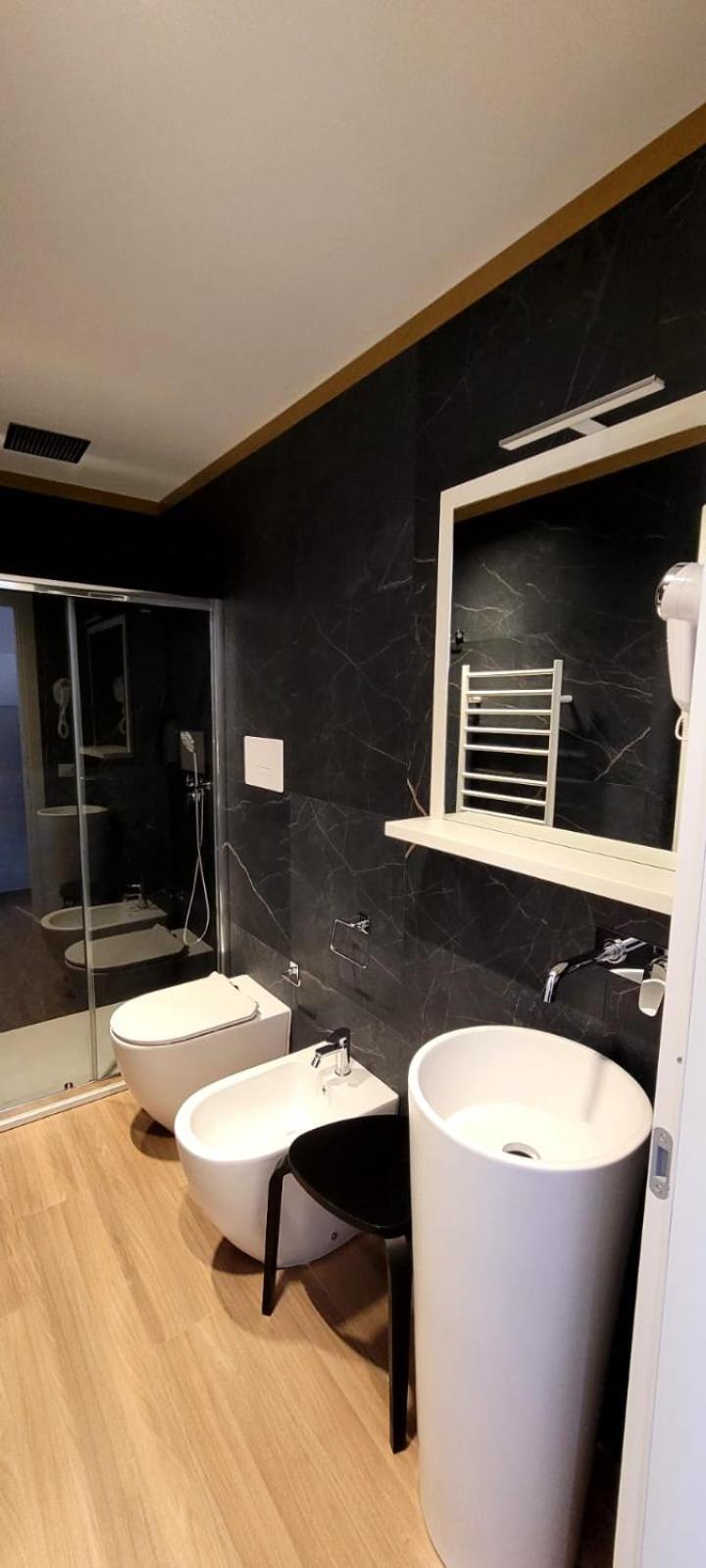 Double Room with Balcony - Photo 2