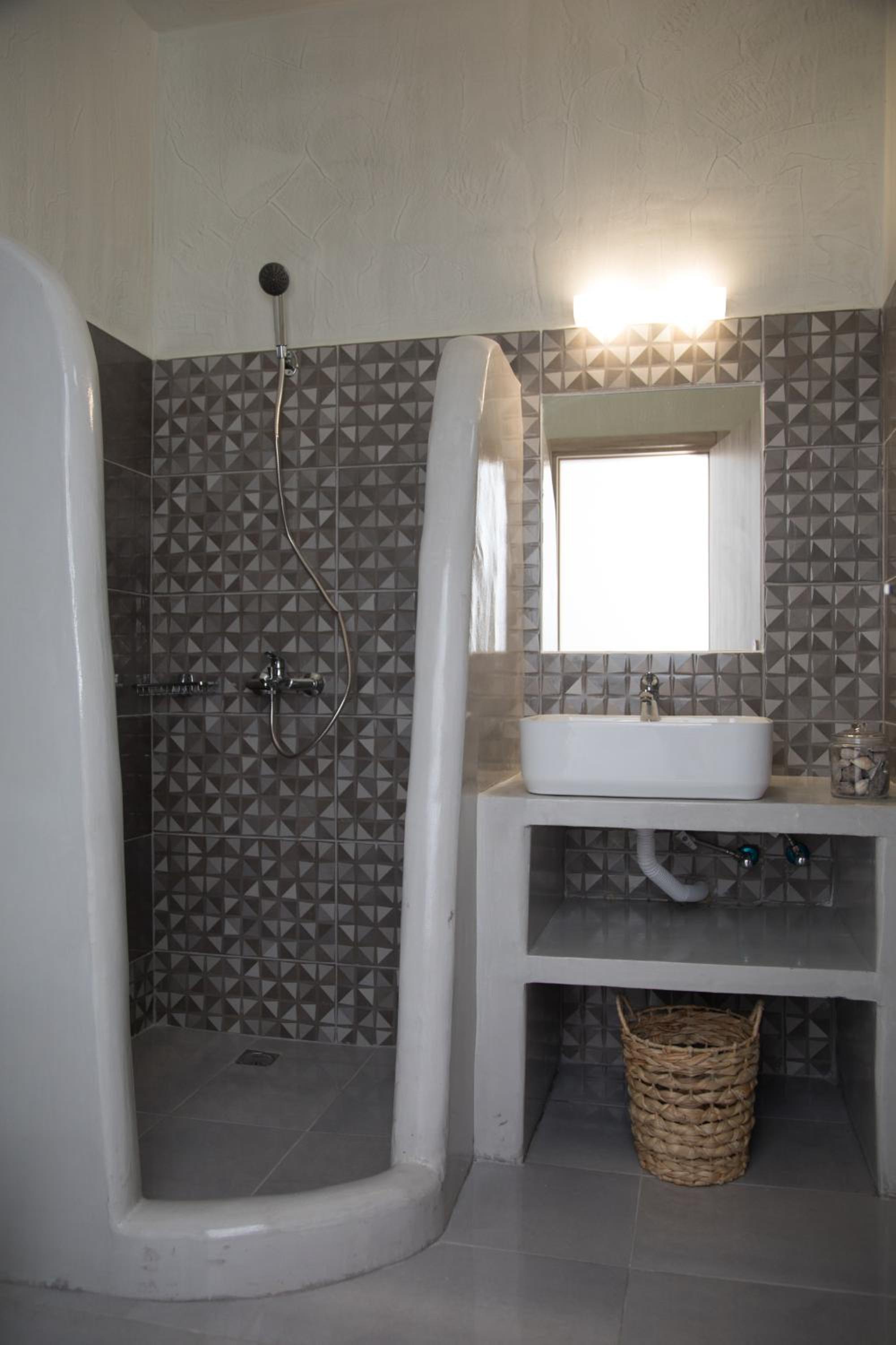 One-Bedroom Apartment  with outdoor hot tub photo 3