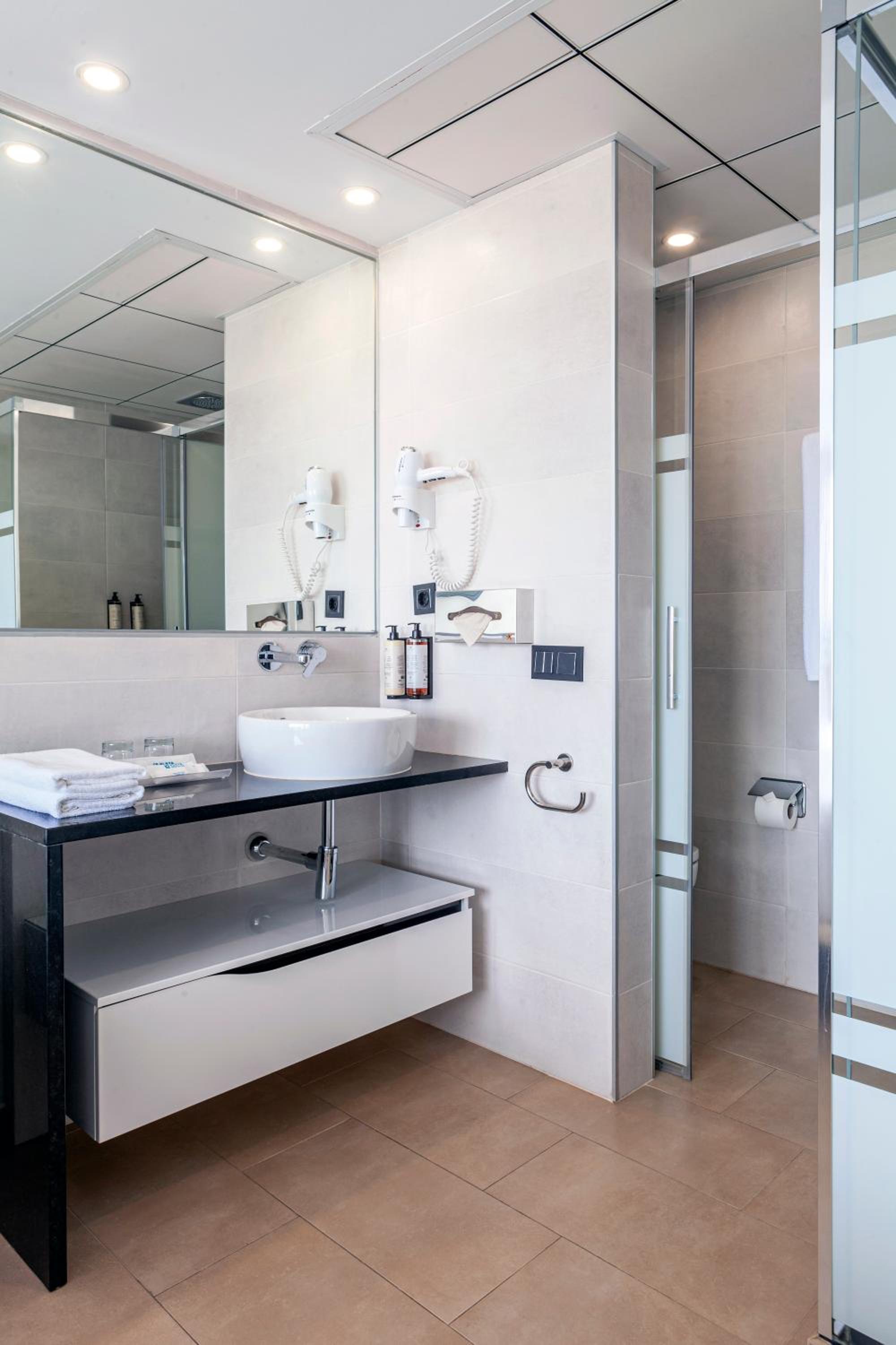 Superior Double Room (2 Adults + 1 Child) - Photo 8