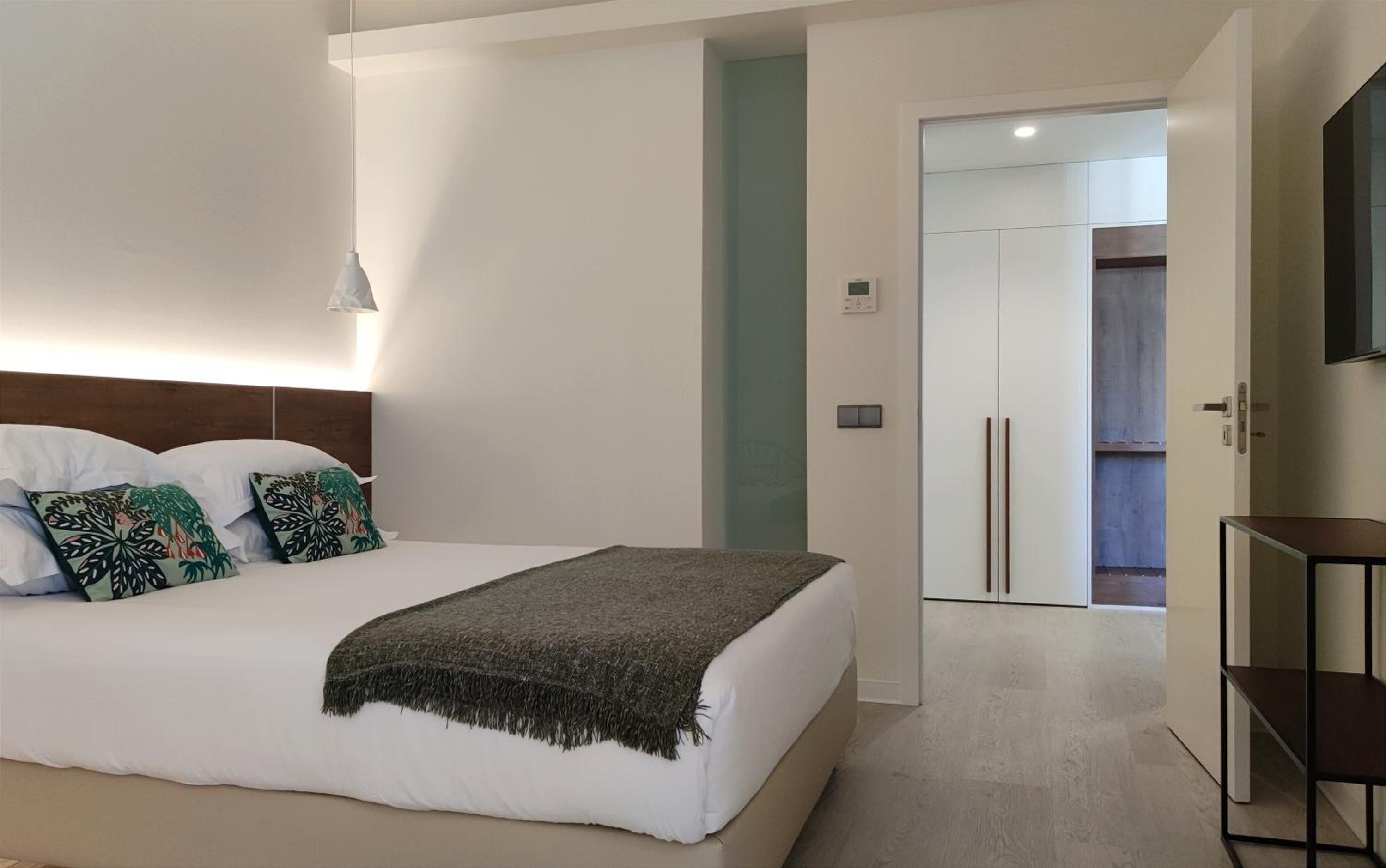 Suite with Pool View - Photo 4