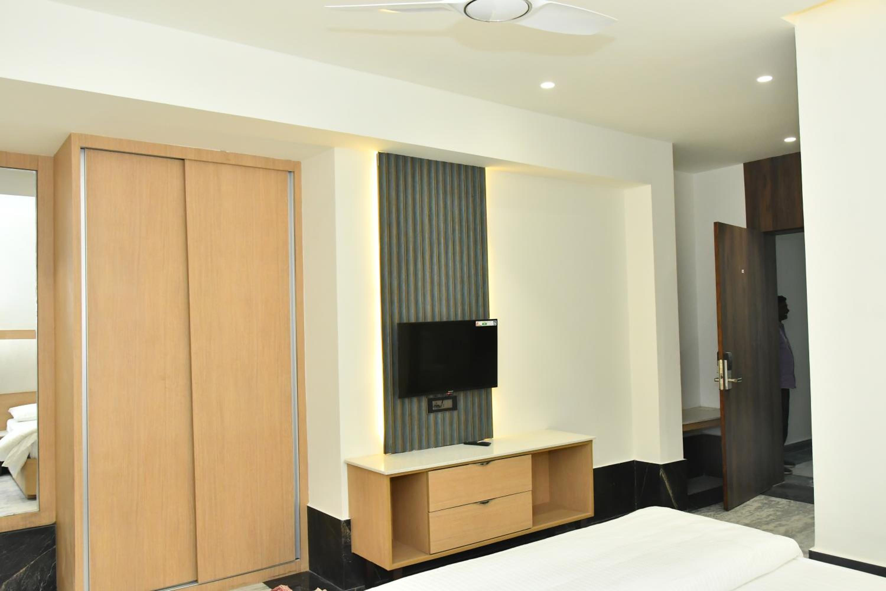 Deluxe Room (2 Adults + 1 Child) photo 1