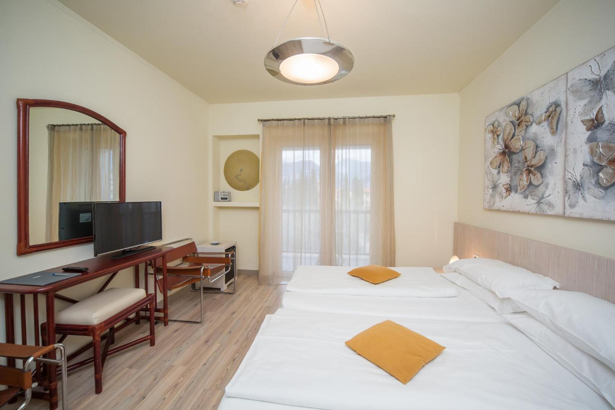 Standard Double or Twin Room - Photo 4