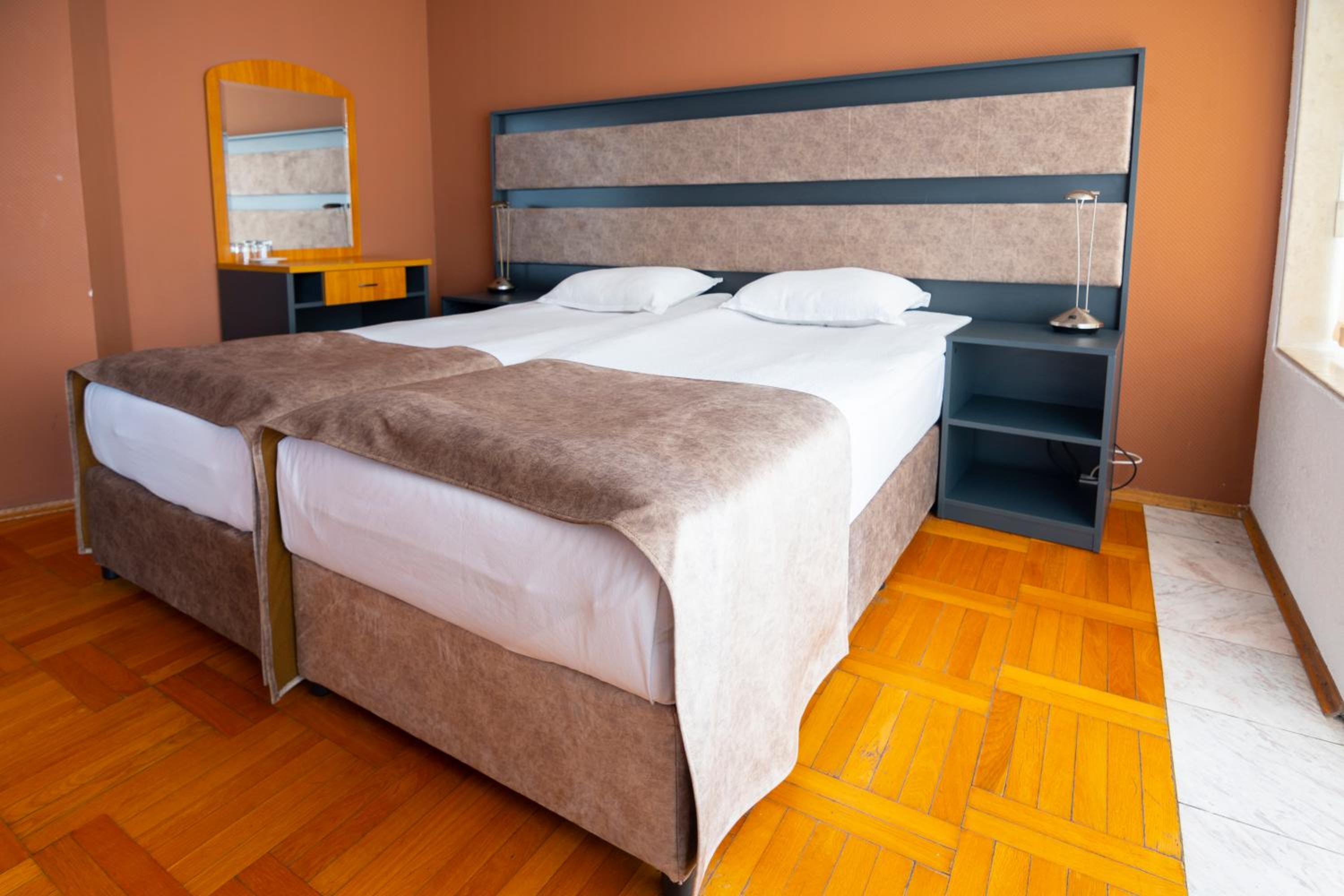 One-Bedroom Suite with Balcony photo 2