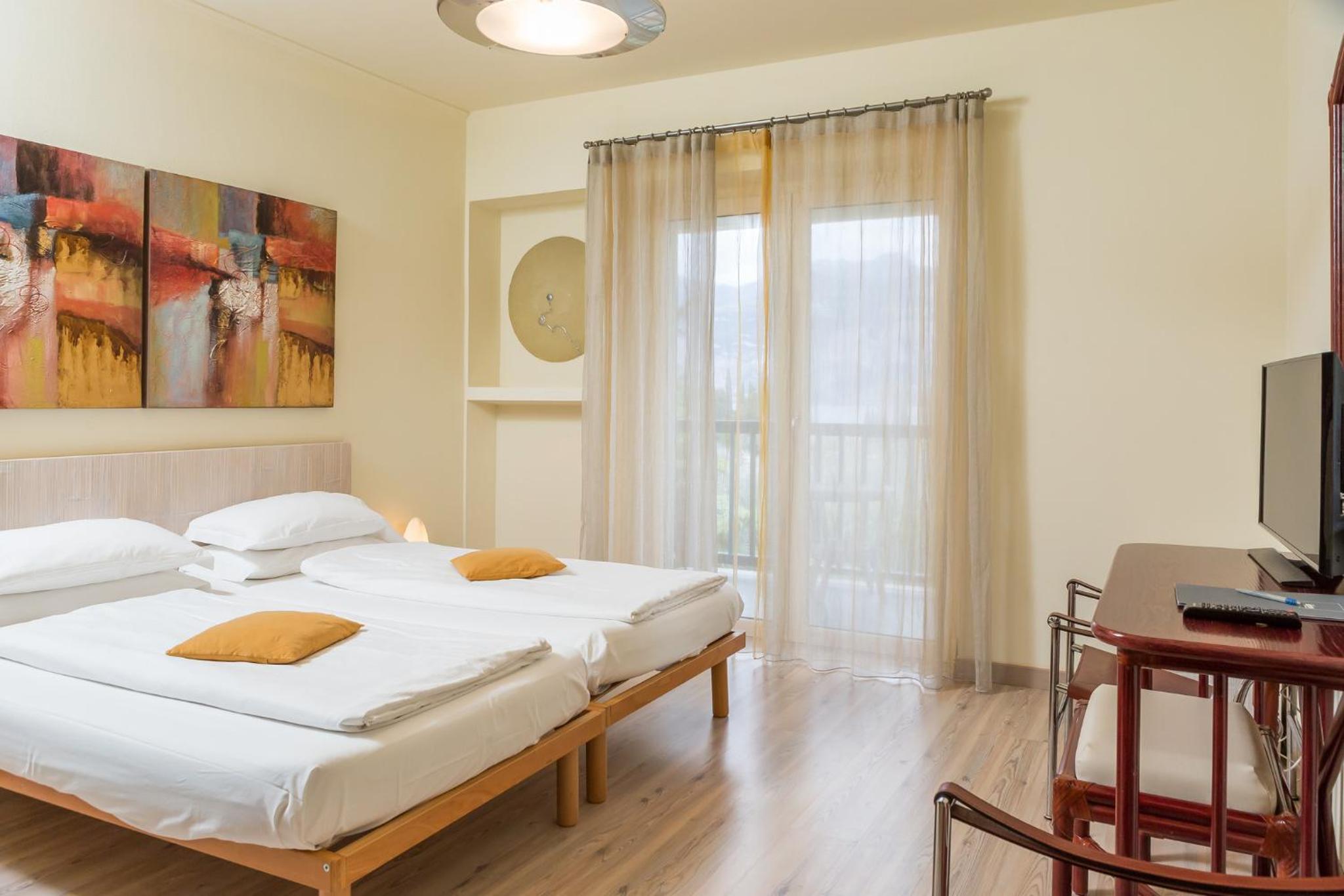 Standard Double or Twin Room - Photo 5
