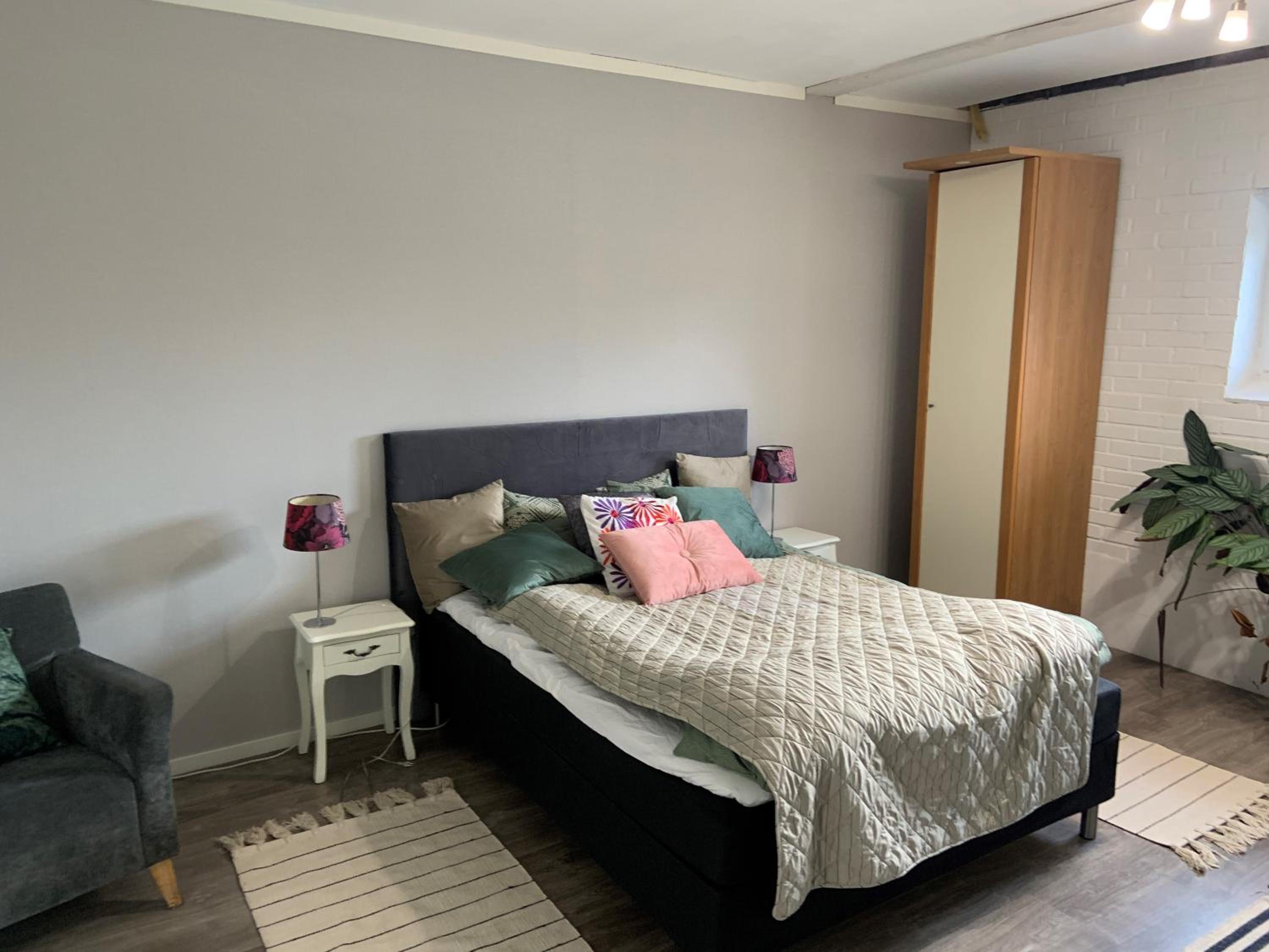 Eight-Bedroom House photo 1